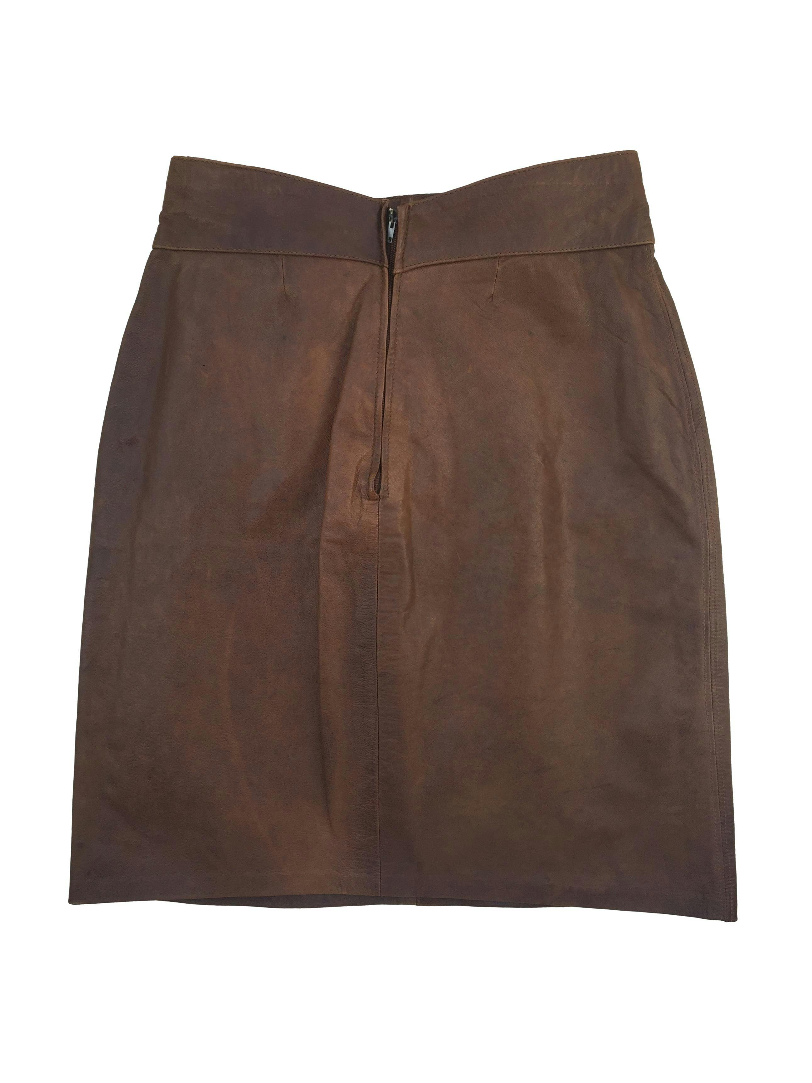 Falda vintage de cuero marrón, forrada y con cierre posterior. Cintura 62cm Largo 49cm
