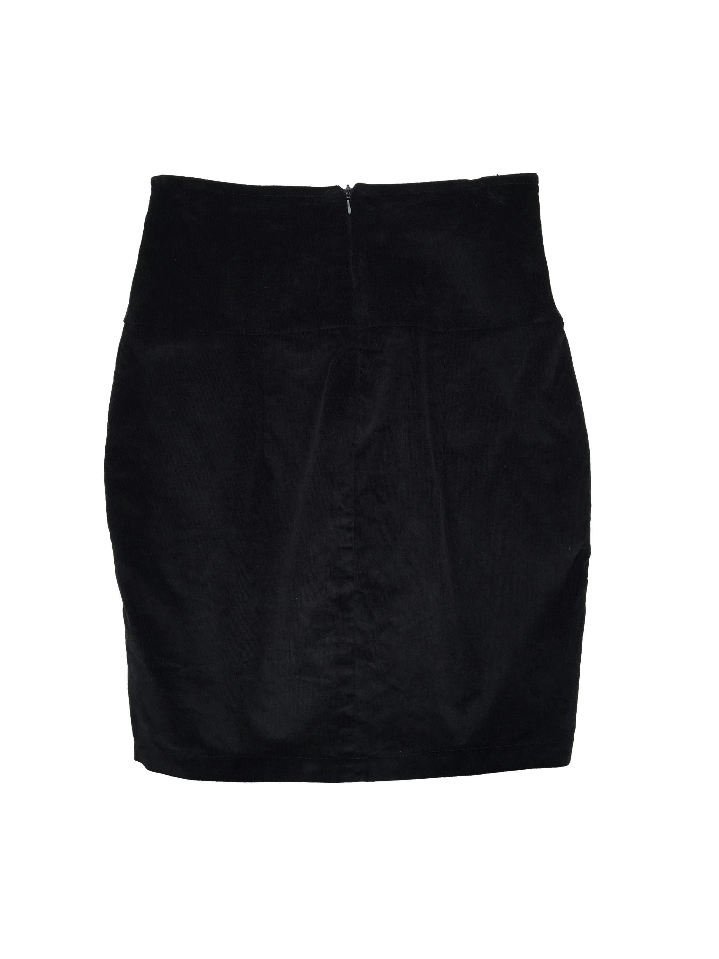Falda negra de corduroy ligeramente stretch, pretina ancha y cierre posterior. Cintura 68cm Largo 50cm