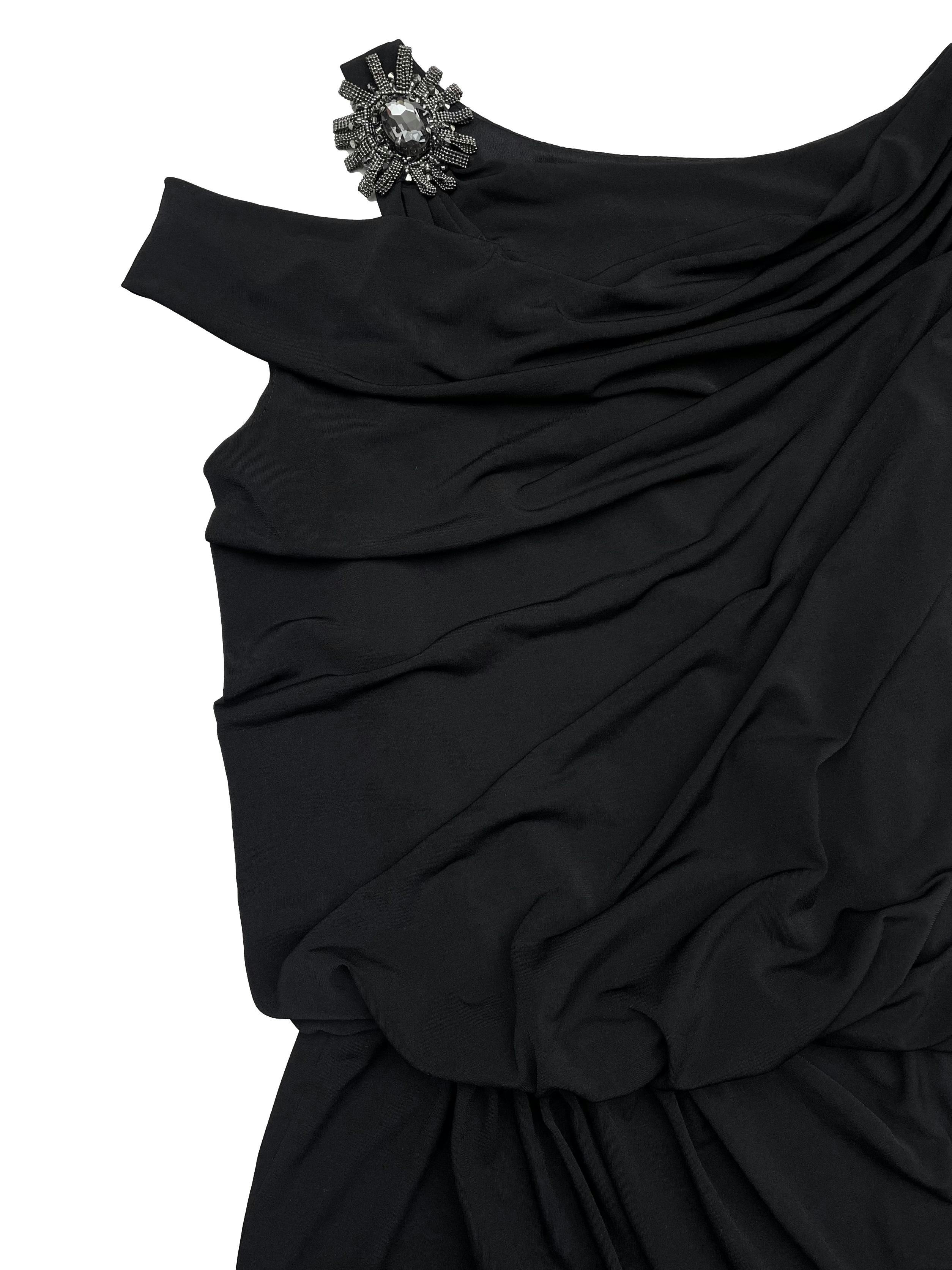 Vestido David Meister stretch negro tipo lycra, recogido en un hombro, otro con pedrería y hombro caído, zonas drapeadas, es forrado. Busto 90cm Largo 95cm. Precio original S/ 800