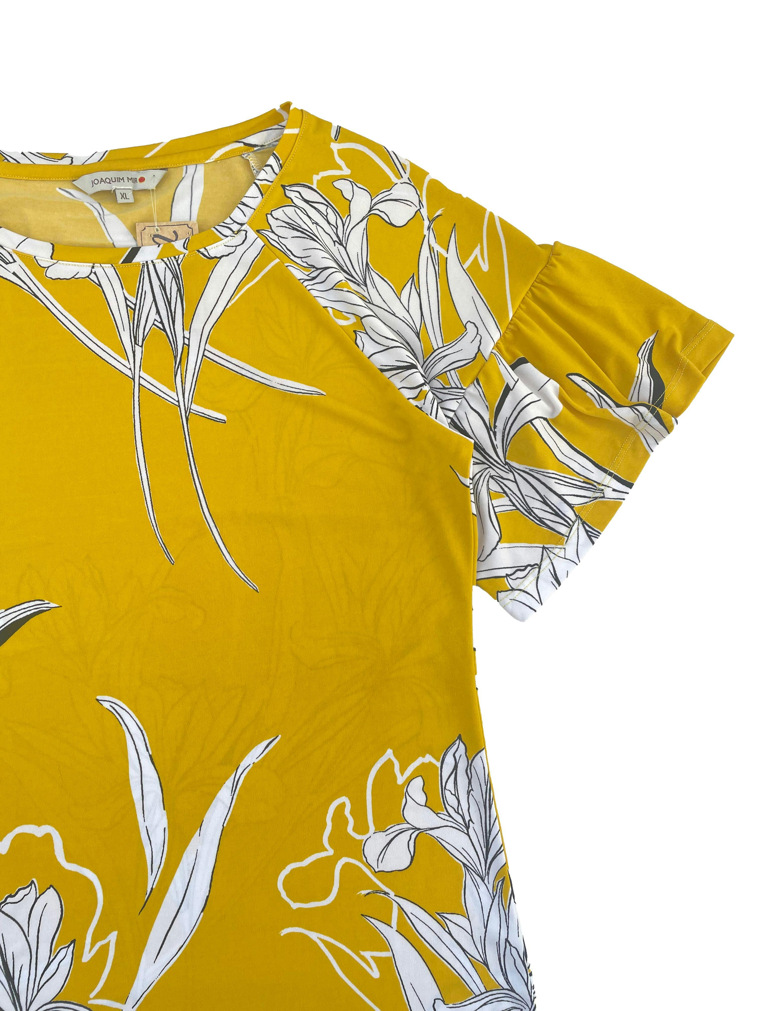 Polo Joaquim Miro amarillo con flores estilo dibujo blanco y negro, manga corta con volante, tela stretch. Busto 105cm sin estirar Largo 63cm. Precio original S/ 169