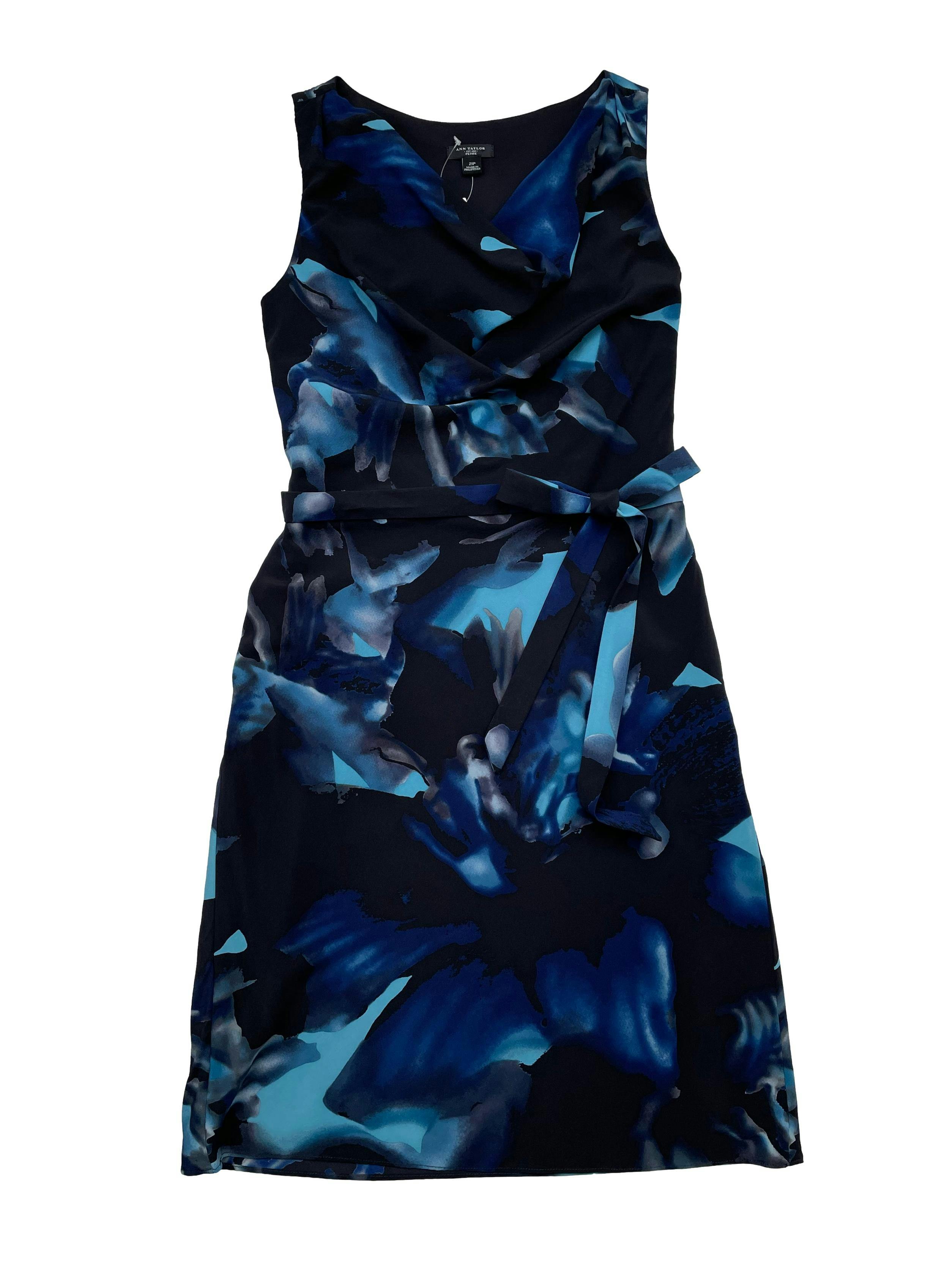 Vestido Ann Taylor negro con estampado en tonos azules, 92% seda, forrado, cuello caído, cierre lateral y cinto para amarrar. Busto 90cm Largo 90cm