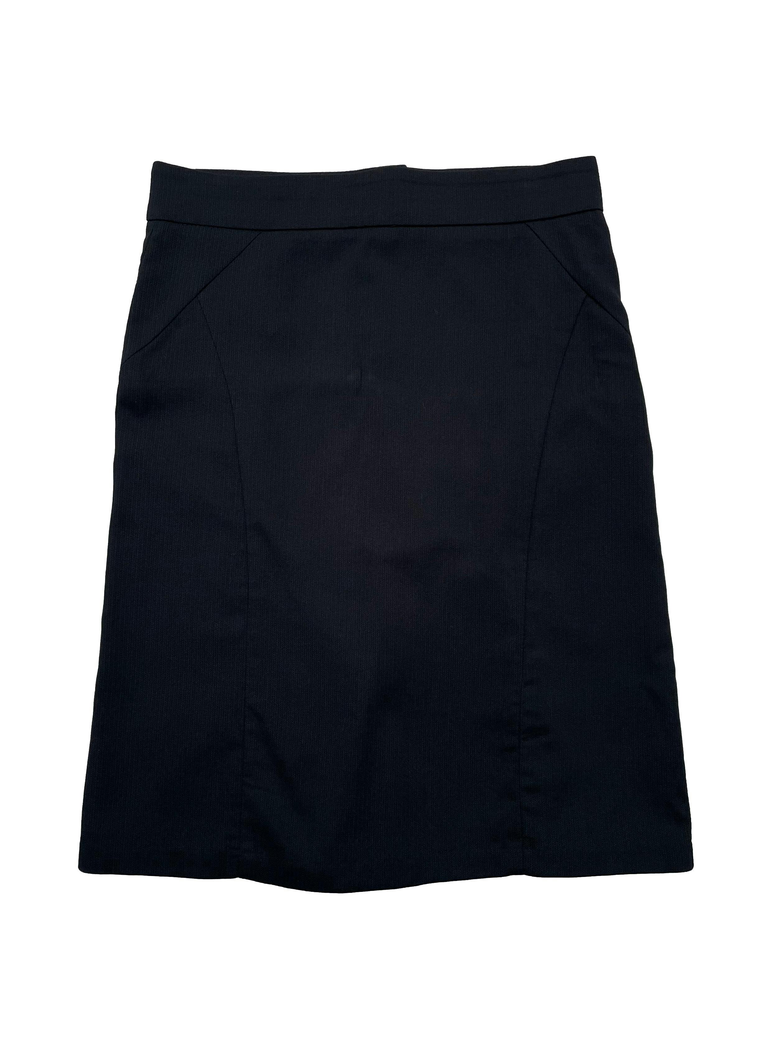 Falda formal Joaquim Miro negra con líneas al tono, botones y cierre posterior, zona trasera con corte sirena. Cintura 75cm Cadera 90cm Largo 57cm