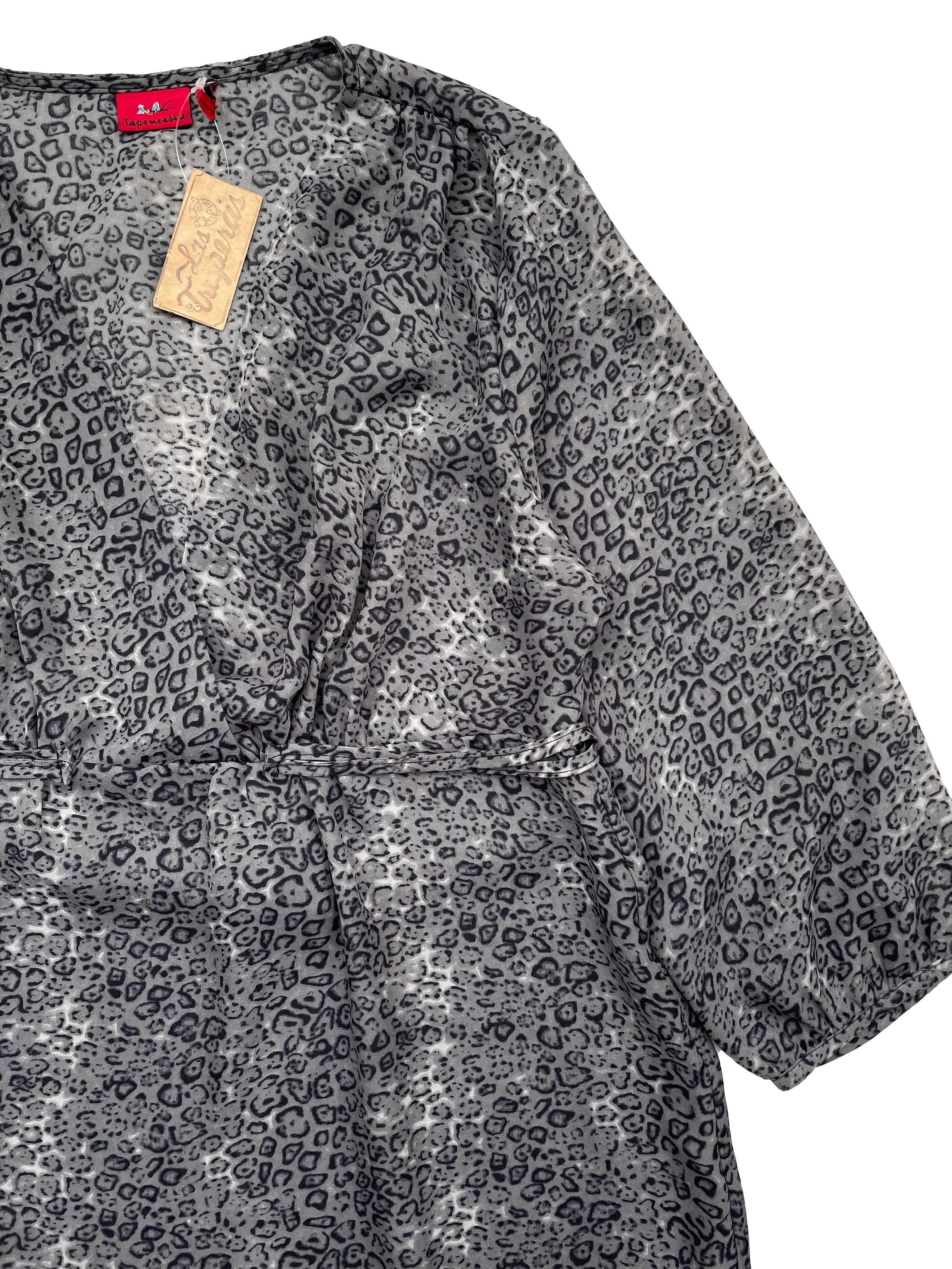 Blusa Tapemeasure de gasa gruesa animal print en tonos grises, escote cruzado, tiritas lara regular, manga 3/4. Busto 112cm Largo 67cm
