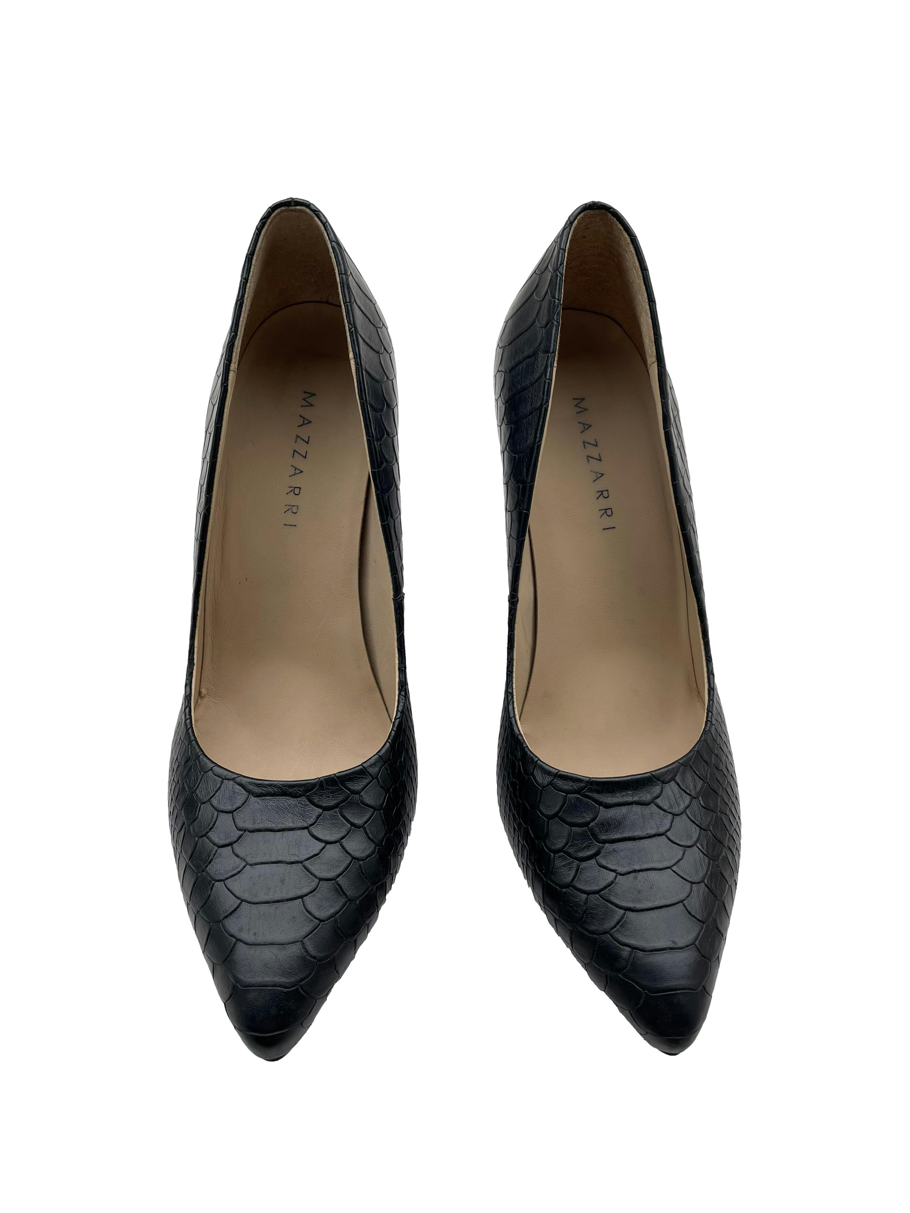Zapatos tacos Mazzari de cuero negro con textura pitón, taco 10cm. Estado 9/10. Precio original S/ 319