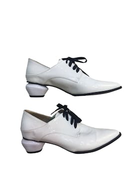 Zapatos Pattyoli de cuero charol blanco con taco geométrico y pasadores negros, taco 5cm. Estado 9/10. 