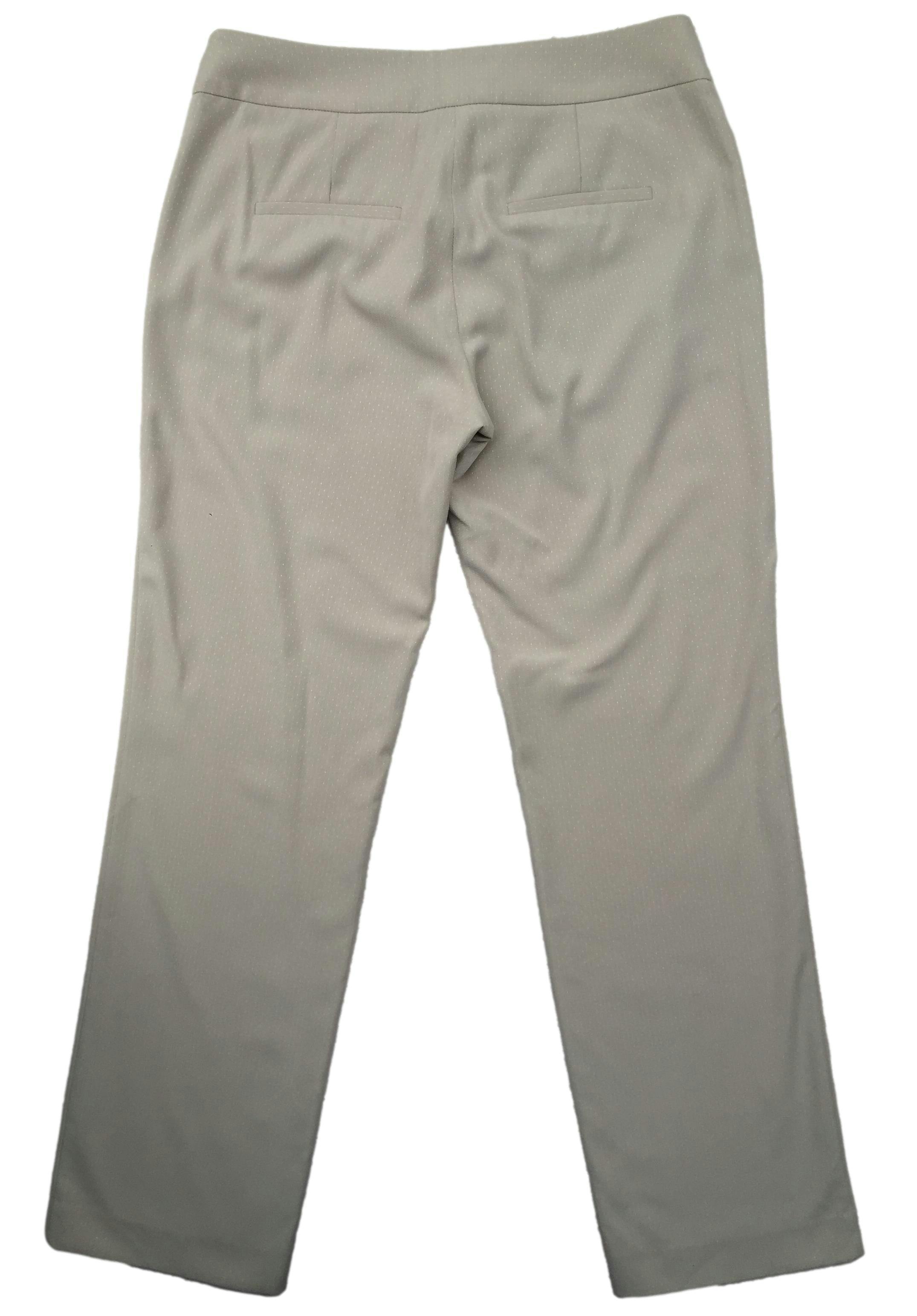 Pantalón Fina beige con detalles blancos, tiro medio, corte recto, bolsillos laterales. Cintura 80cm Largo 100cm