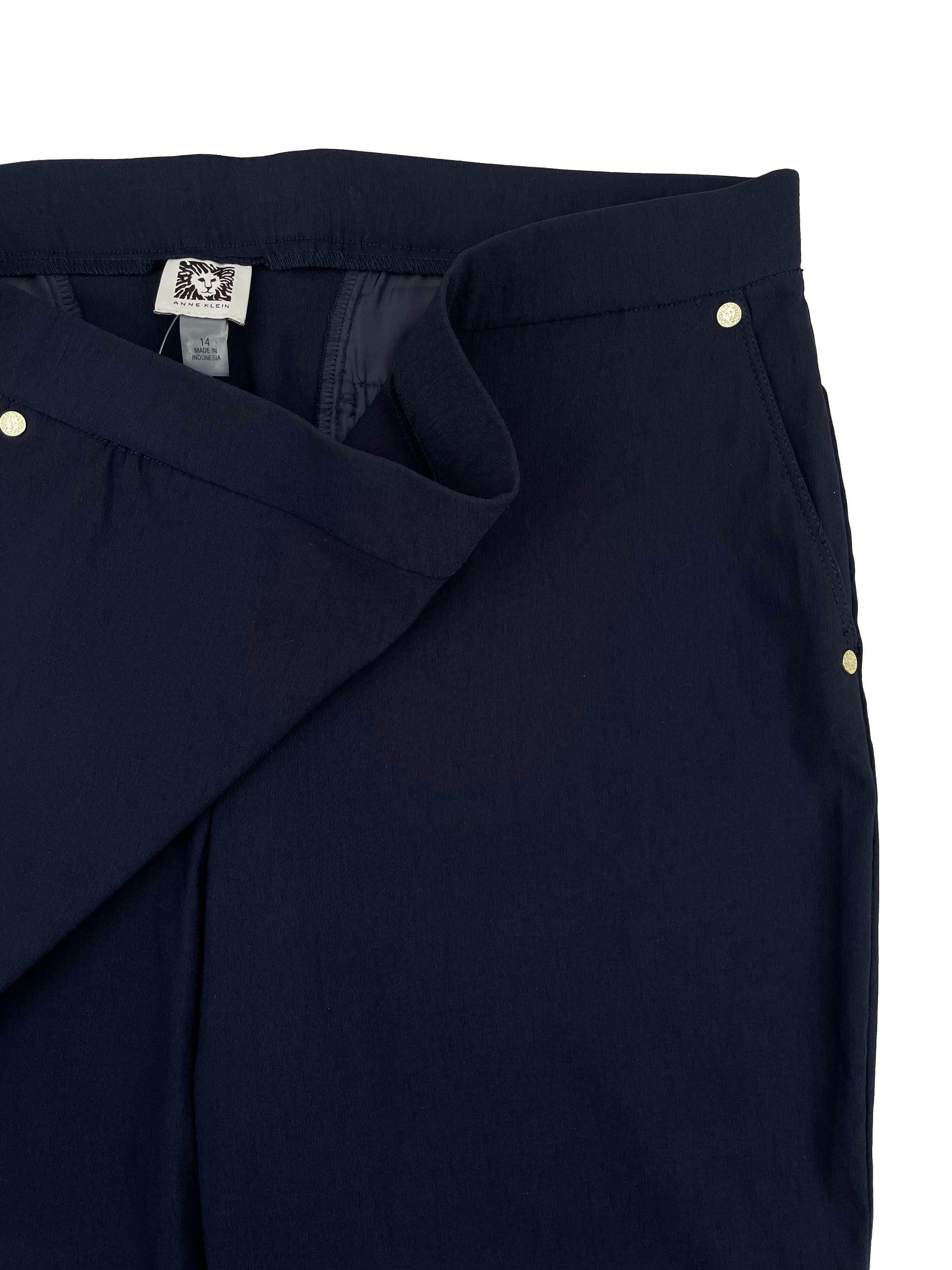 Pantalón Anne Klein azul stretch con bolsillos laterales y plaquitas doradas, corte slim. Cintura 88cm Tiro delantero 28cm Largo 100cm