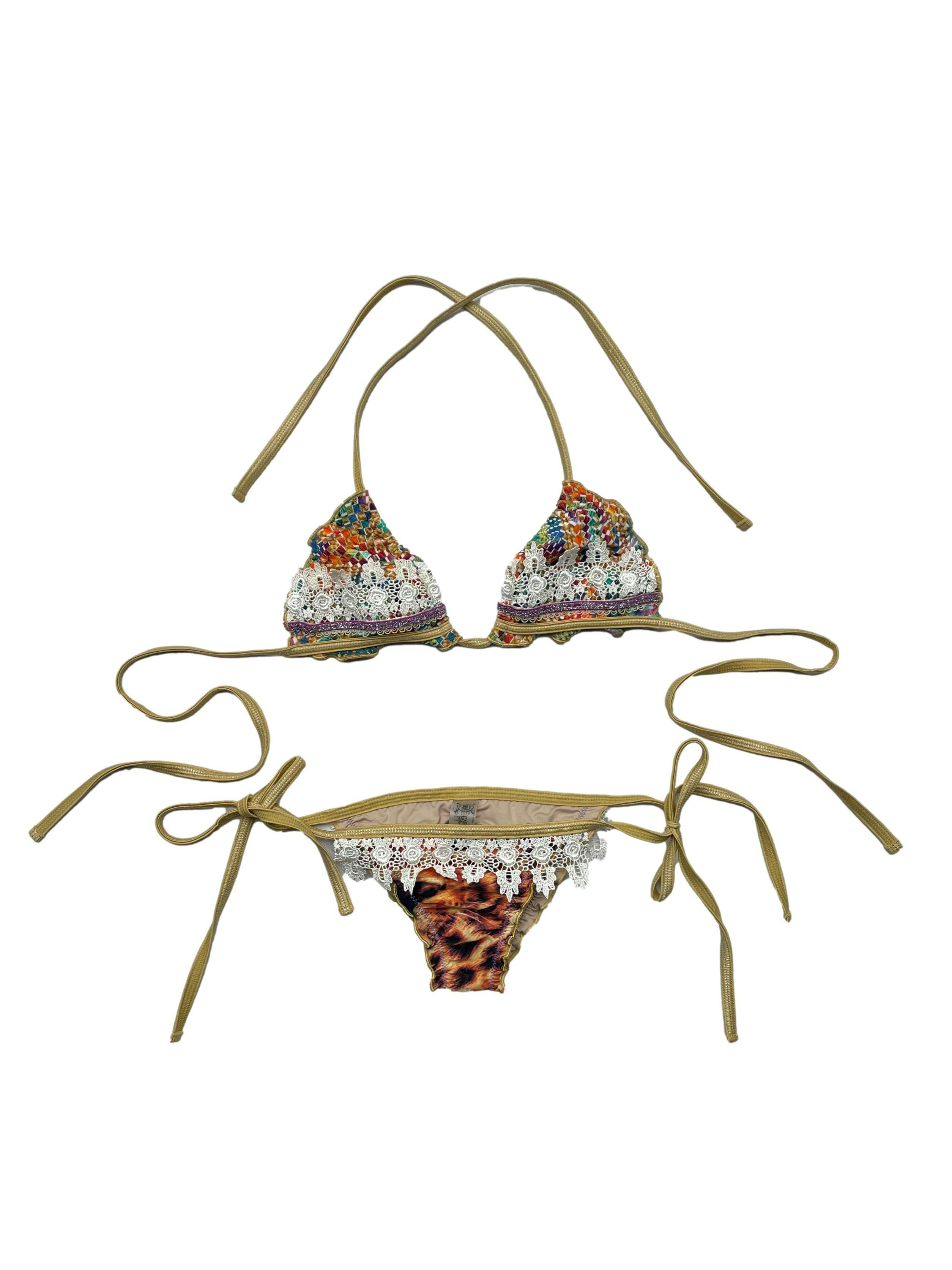 Bikini Capittana, con estampado y blondas , tiras regulables laterales, y costura sentadora en el trasero. Precio original S/330.