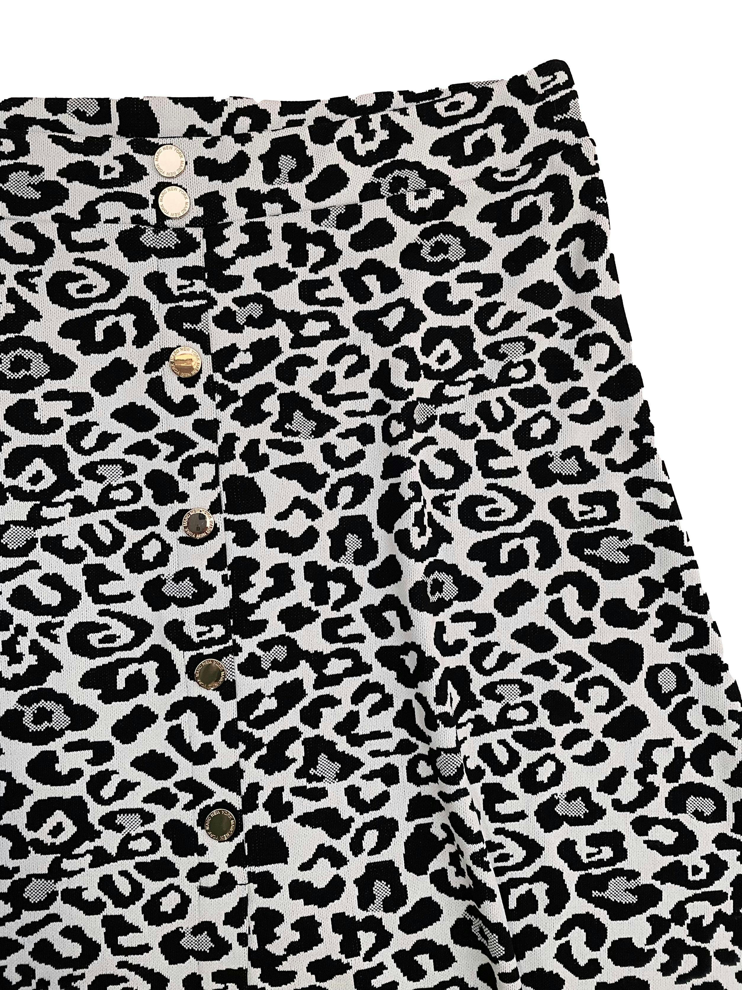 Falda midi Marc New York de punto animal print blanco y negro, botones metálicos dorados, pretina stretch. Cintura 98cm Largo 80cm