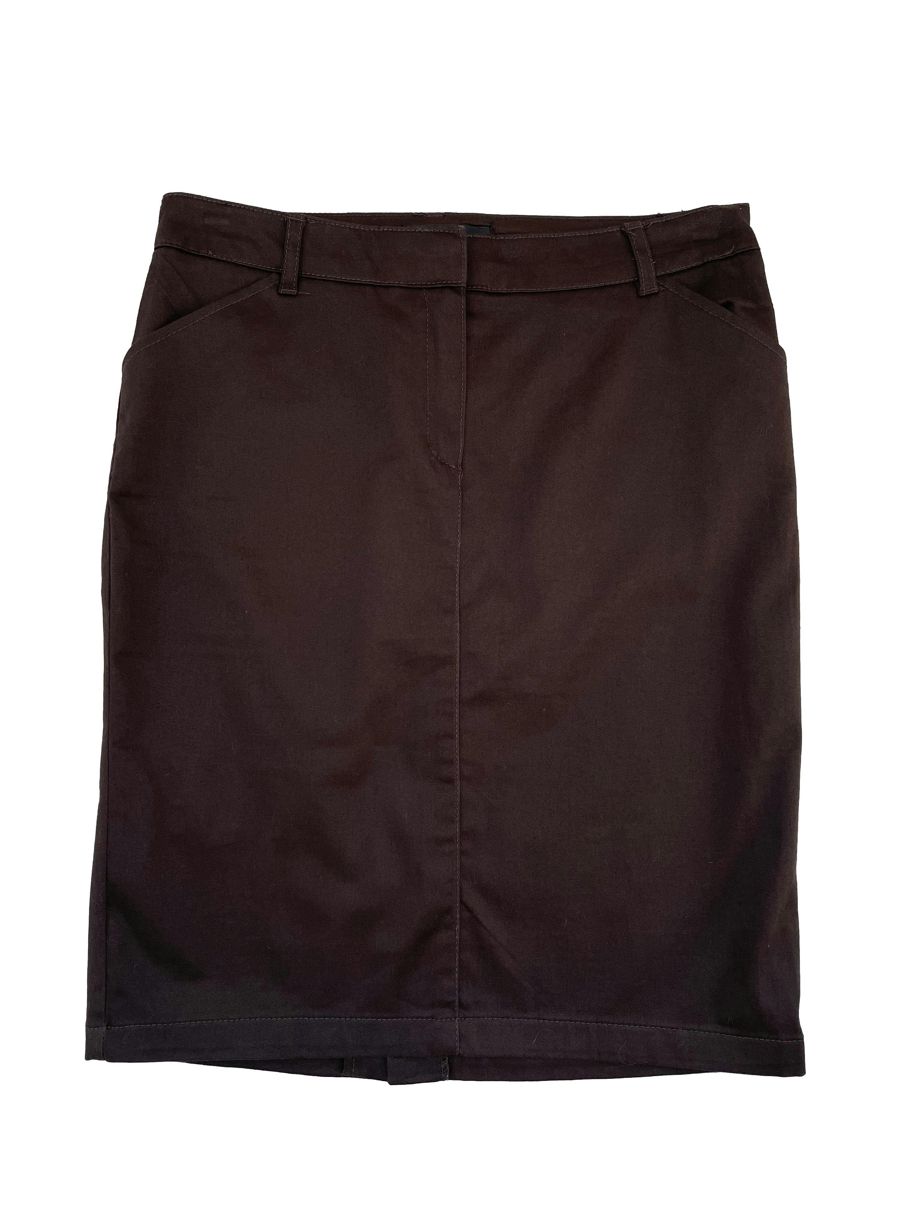 Falda Mango color marrón , tela plana 97% algodón, bolsillos delanteros y falsos bolsillos en espalda, abertura posterior en la basta. Cintura 70 cm, Largo 51cm.