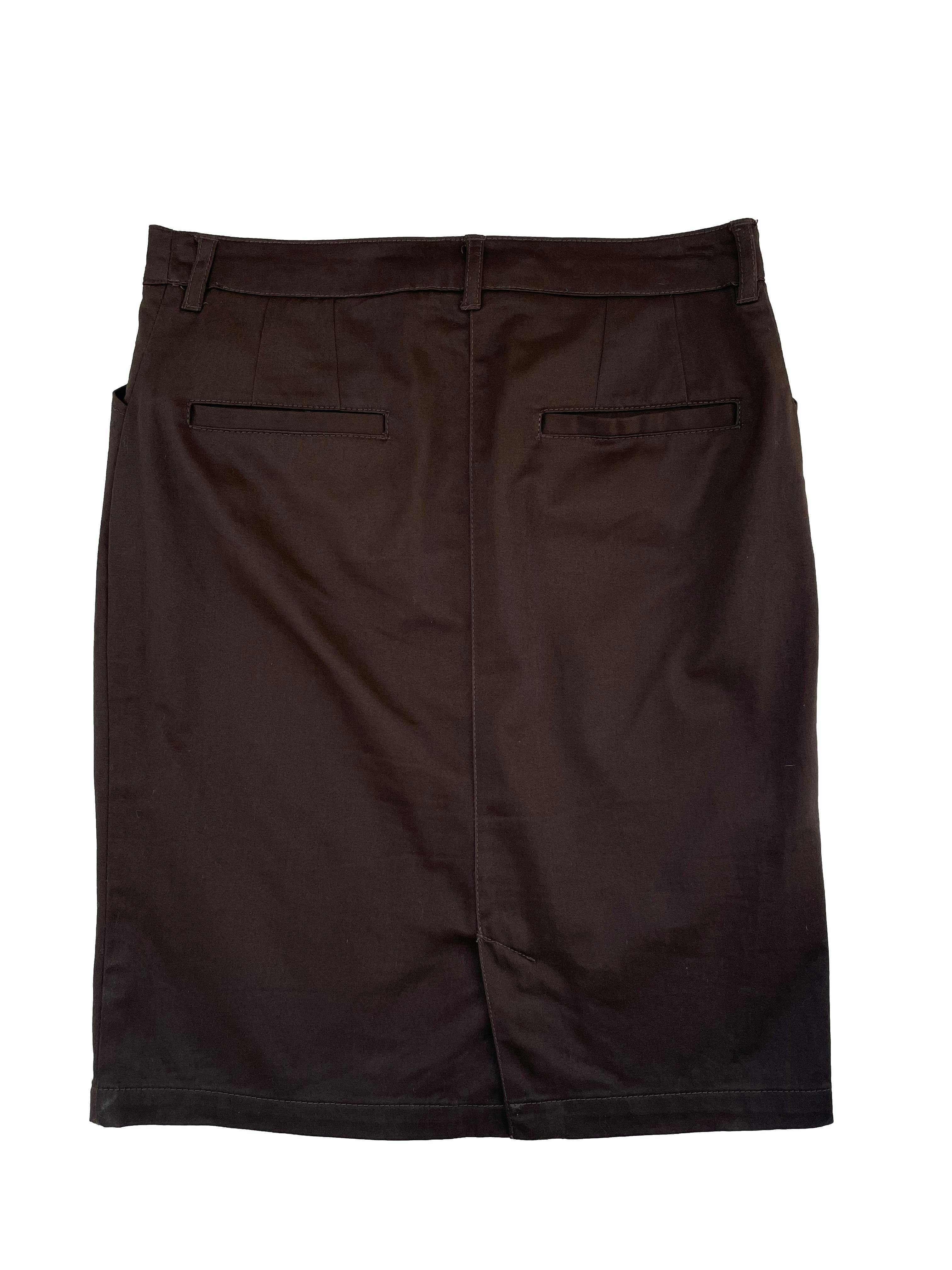 Falda Mango color marrón , tela plana 97% algodón, bolsillos delanteros y falsos bolsillos en espalda, abertura posterior en la basta. Cintura 70 cm, Largo 51cm.
