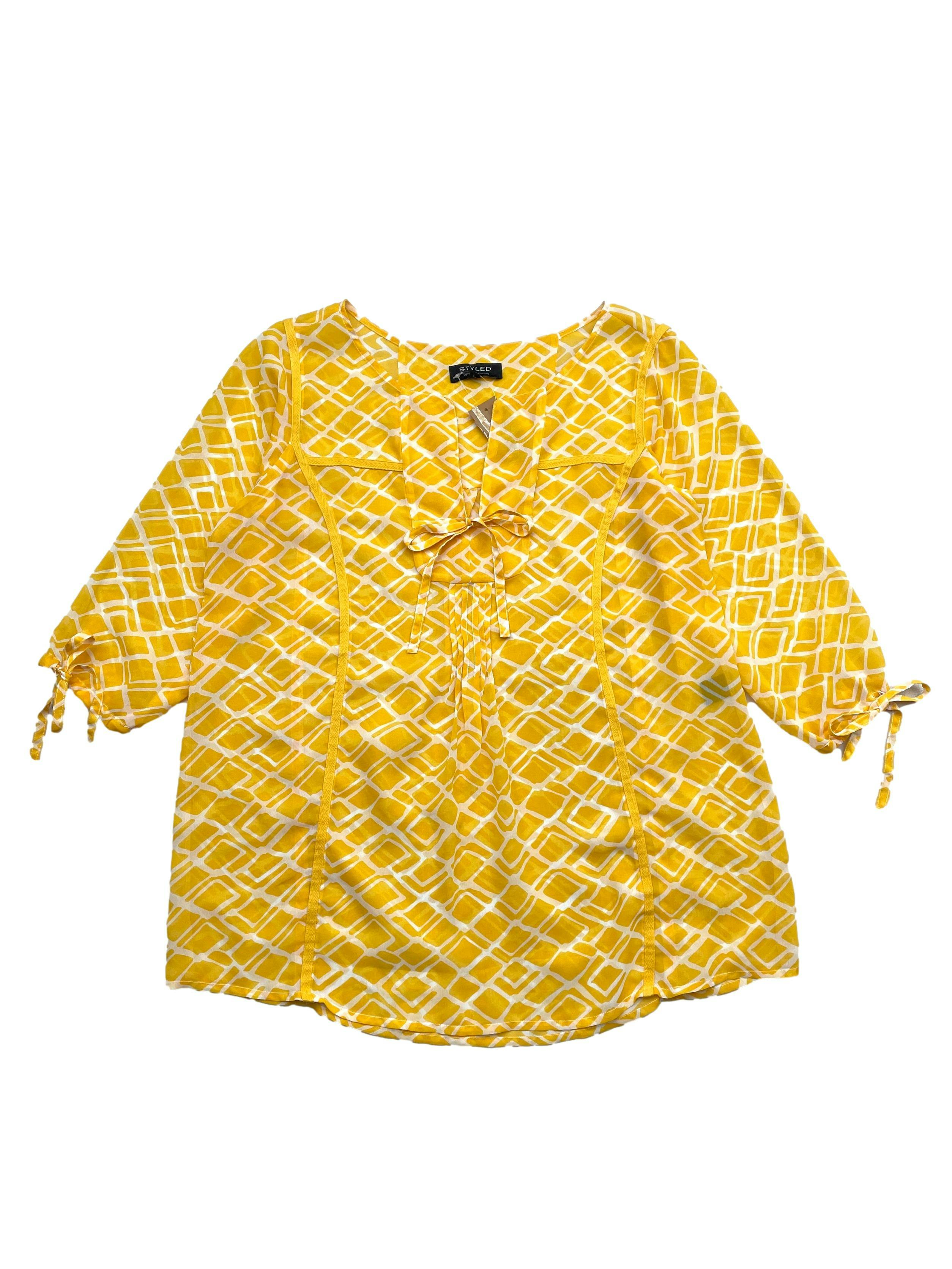 Blusa Styled by Sam Saboura, gasa de color amarillo y blanco con cintas en escote y mangas. Busto 110cm, Largo 70cm.
