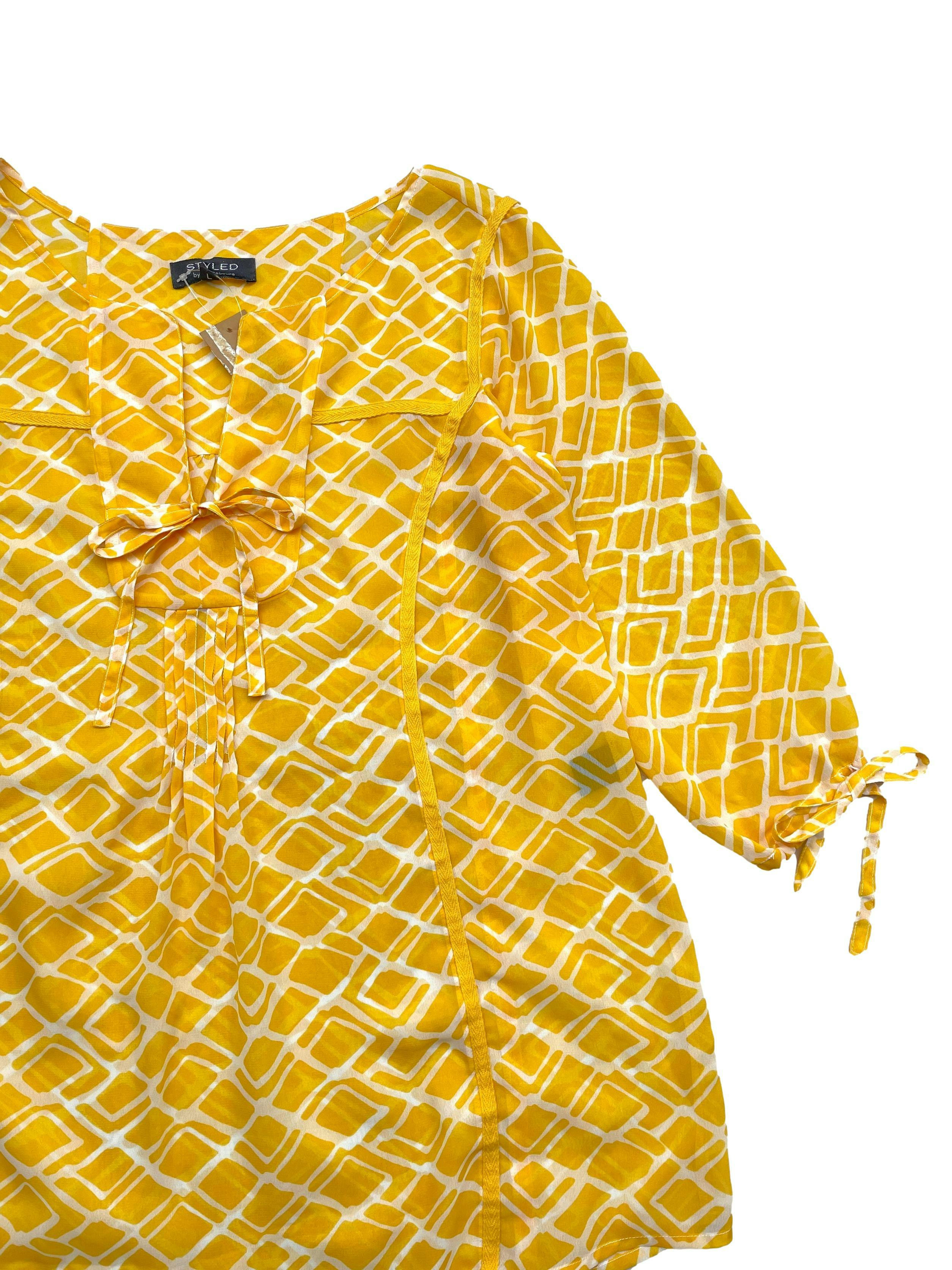 Blusa Styled by Sam Saboura, gasa de color amarillo y blanco con cintas en escote y mangas. Busto 110cm, Largo 70cm.