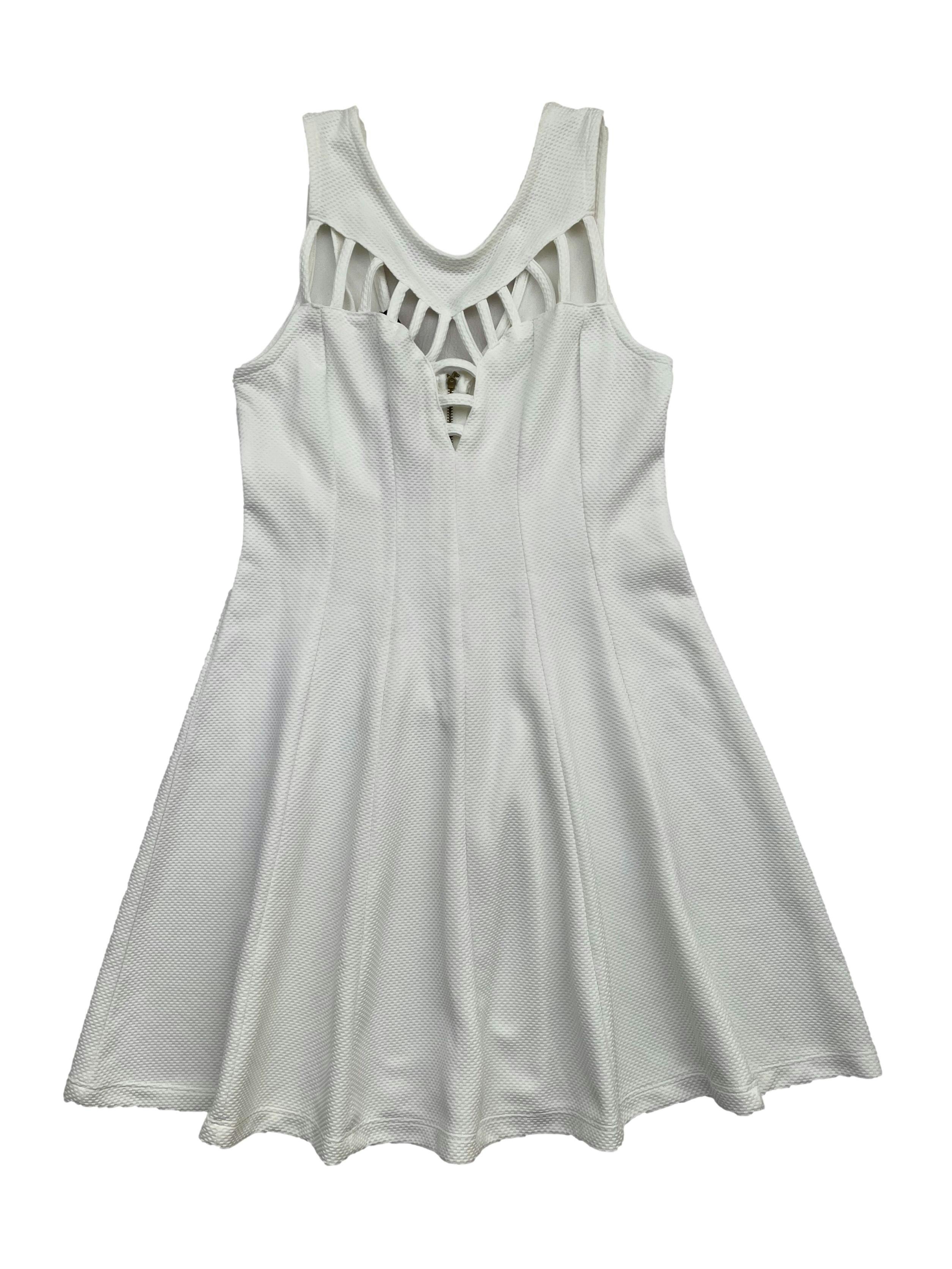 Vestido blanco tela con textura ligeramente stretch, con escote tipo rejilla en pecho y cierre en espalda. Busto 80cm, Largo 80cm.