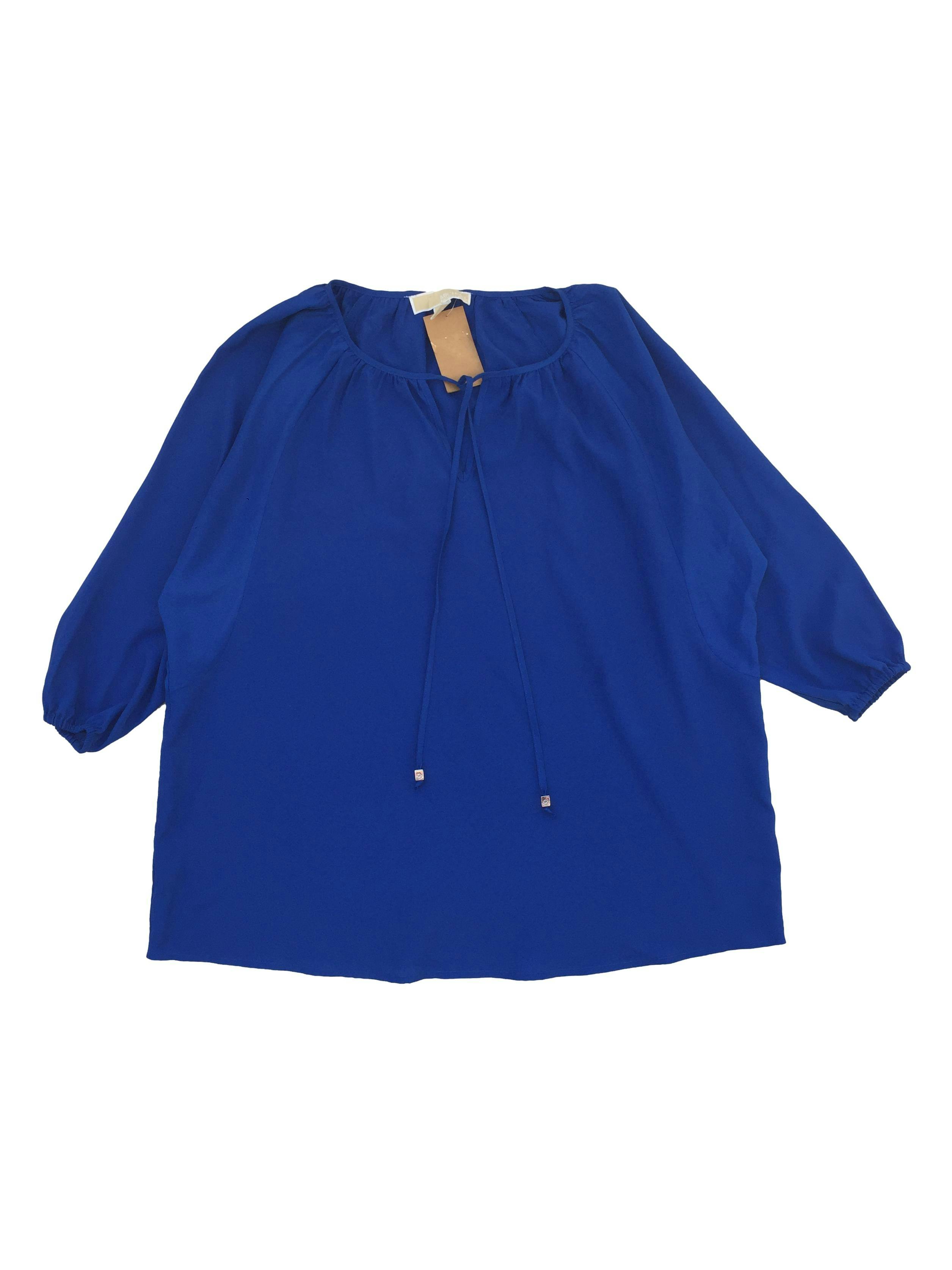 Blusa Oversized Michael Kors de tela fluída azul, pasador en el cuello, manga 3/4 con elástico. Ancho: 60cm, Largo: 68cm.