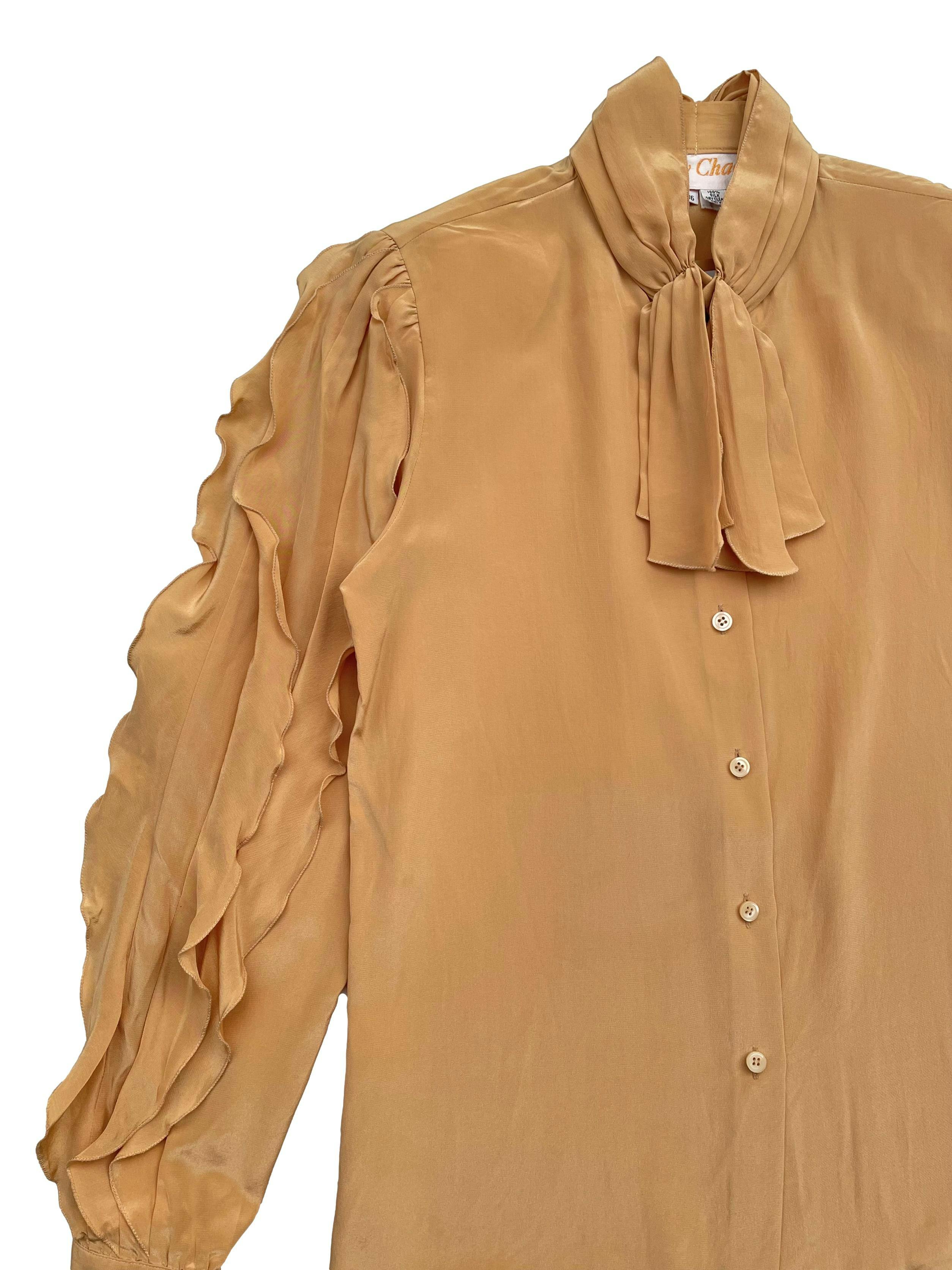 Blusa vintage 100% seda en color maíz, cuello drapeado con lazo, mangas con volantes y hombreras. Hombros 35 cm, Largo 60cm.