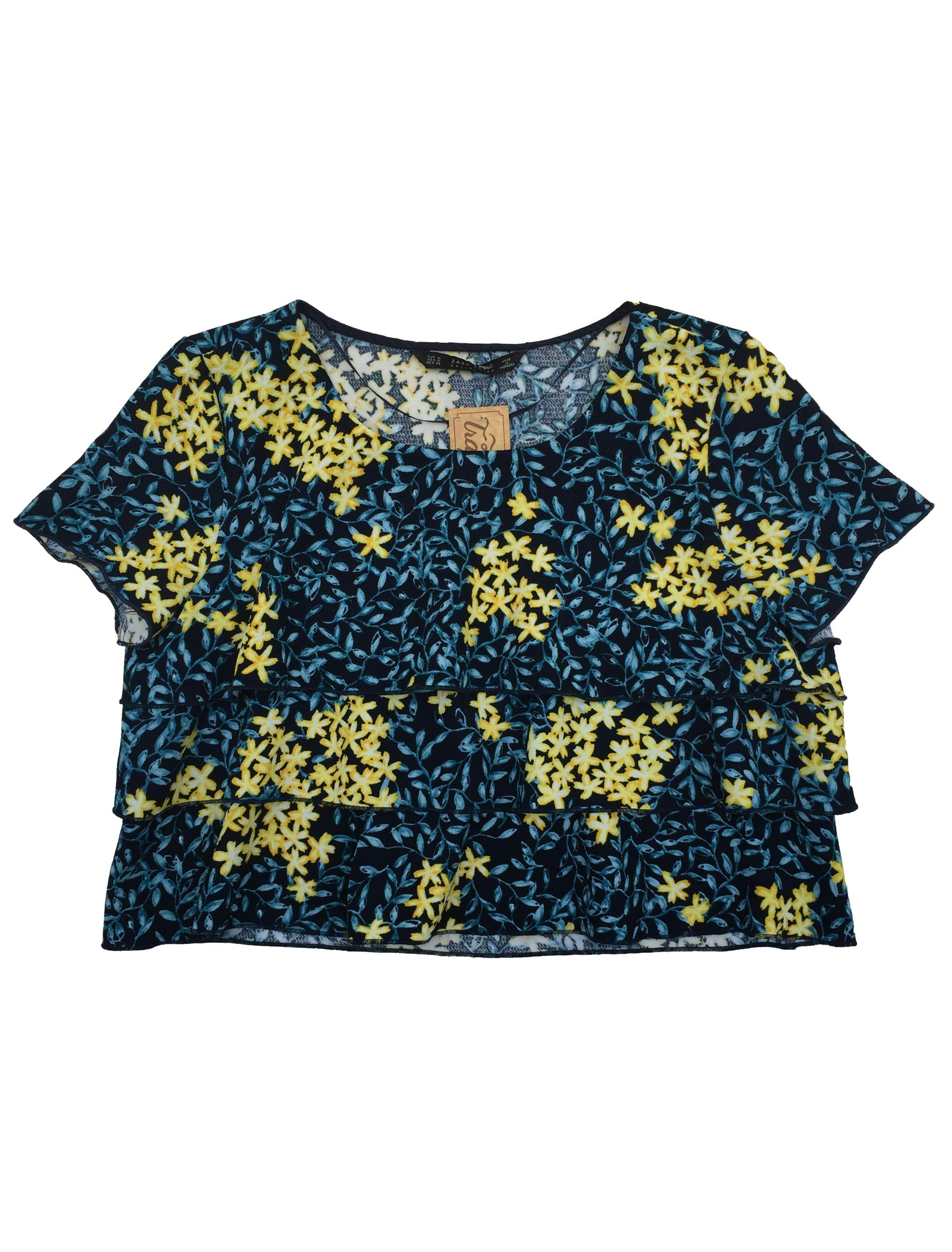 Blusa Zara azul con flores celestes y amarillas, tela gruesa en capas. Busto: 95cm, Largo: 42cm.