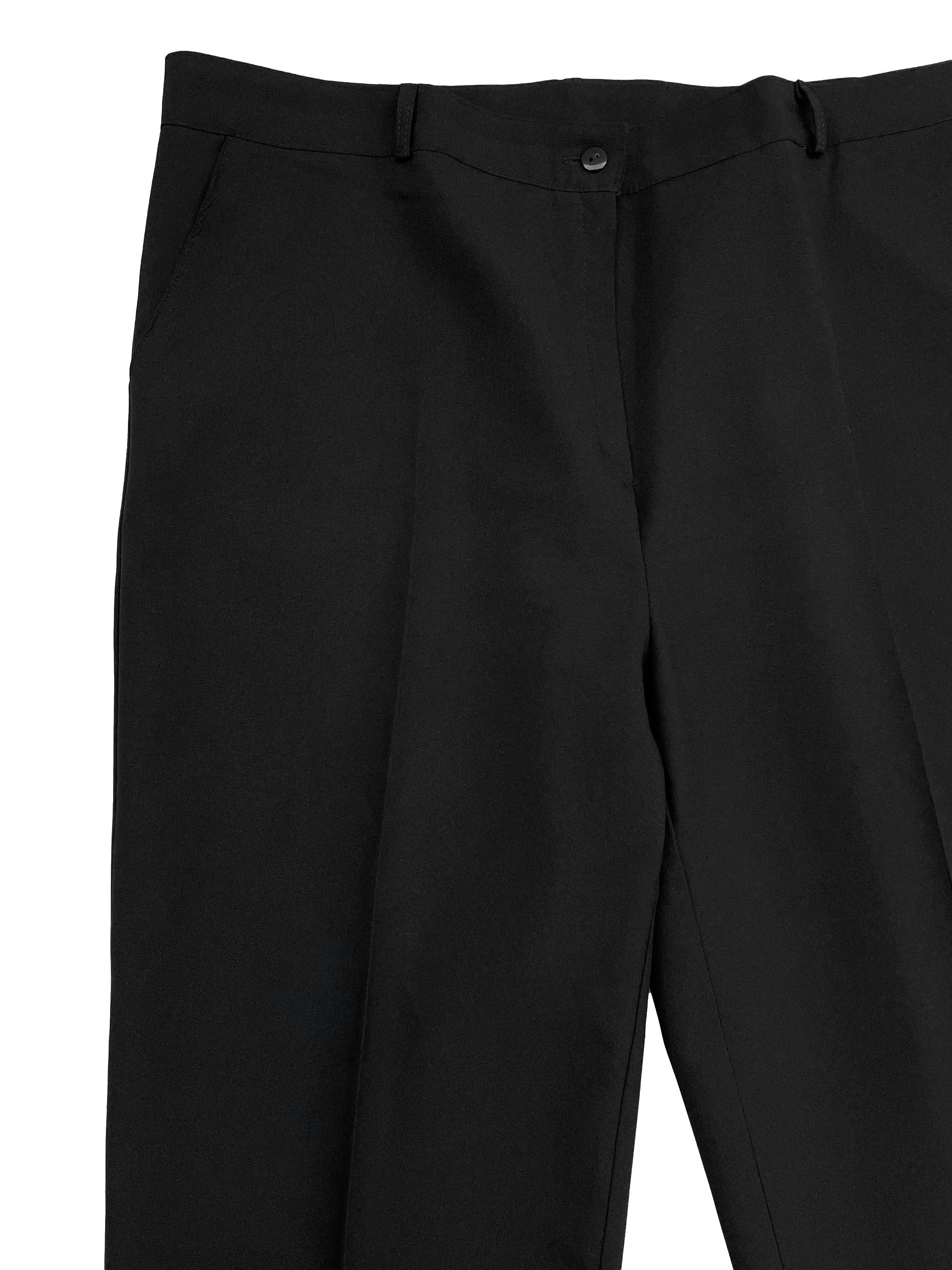Pantalón negro a la cintura corte recto con bolsillos laterales y presillas.Tiro 32cm, Cintura 90cm, Largo 105cm.