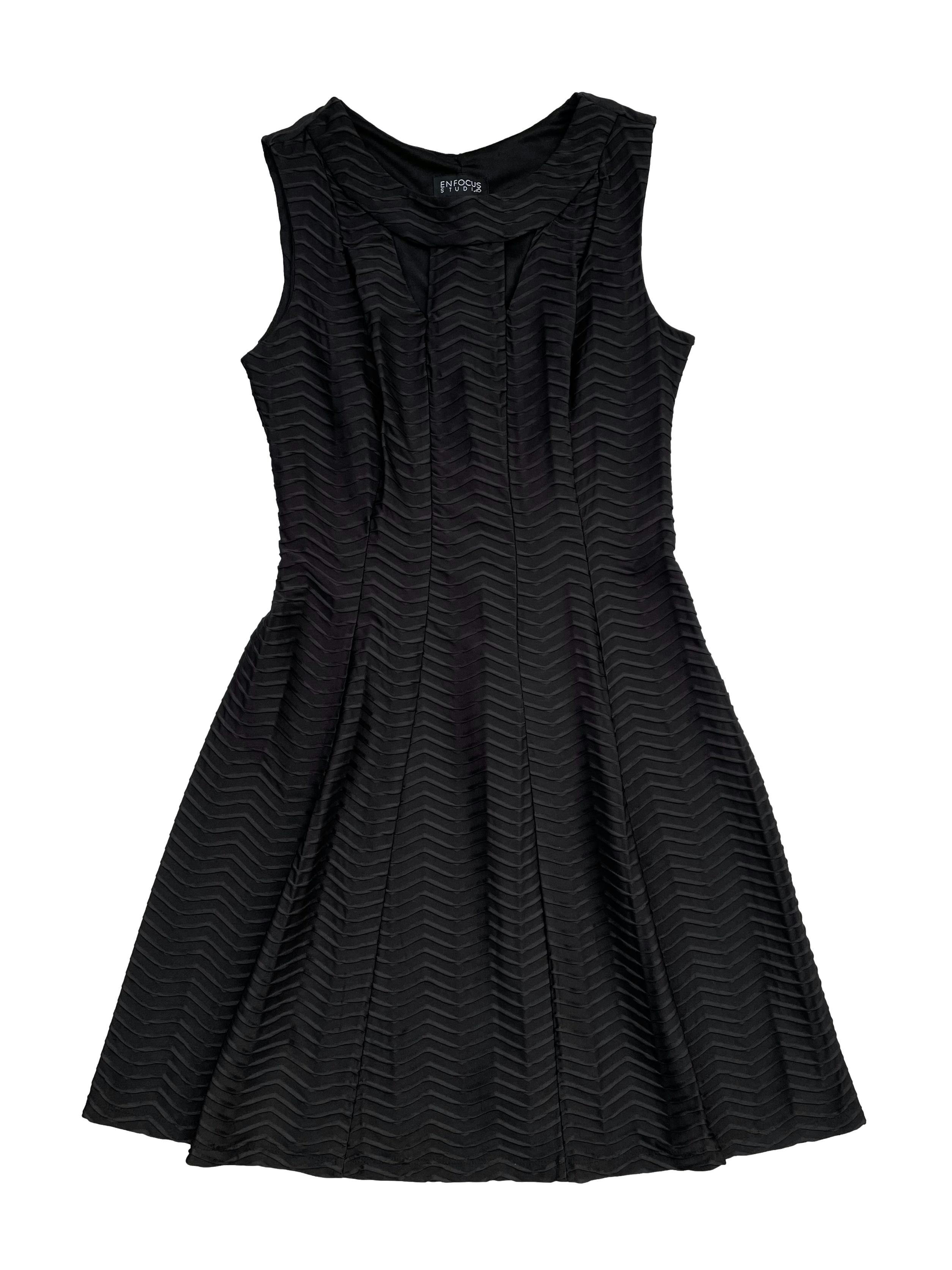 Vestido negro de tela stretch textura zig zag, con aberturas en escote y forro en la parte superior. Busto 90cm sin estirar, Largo 95cm.