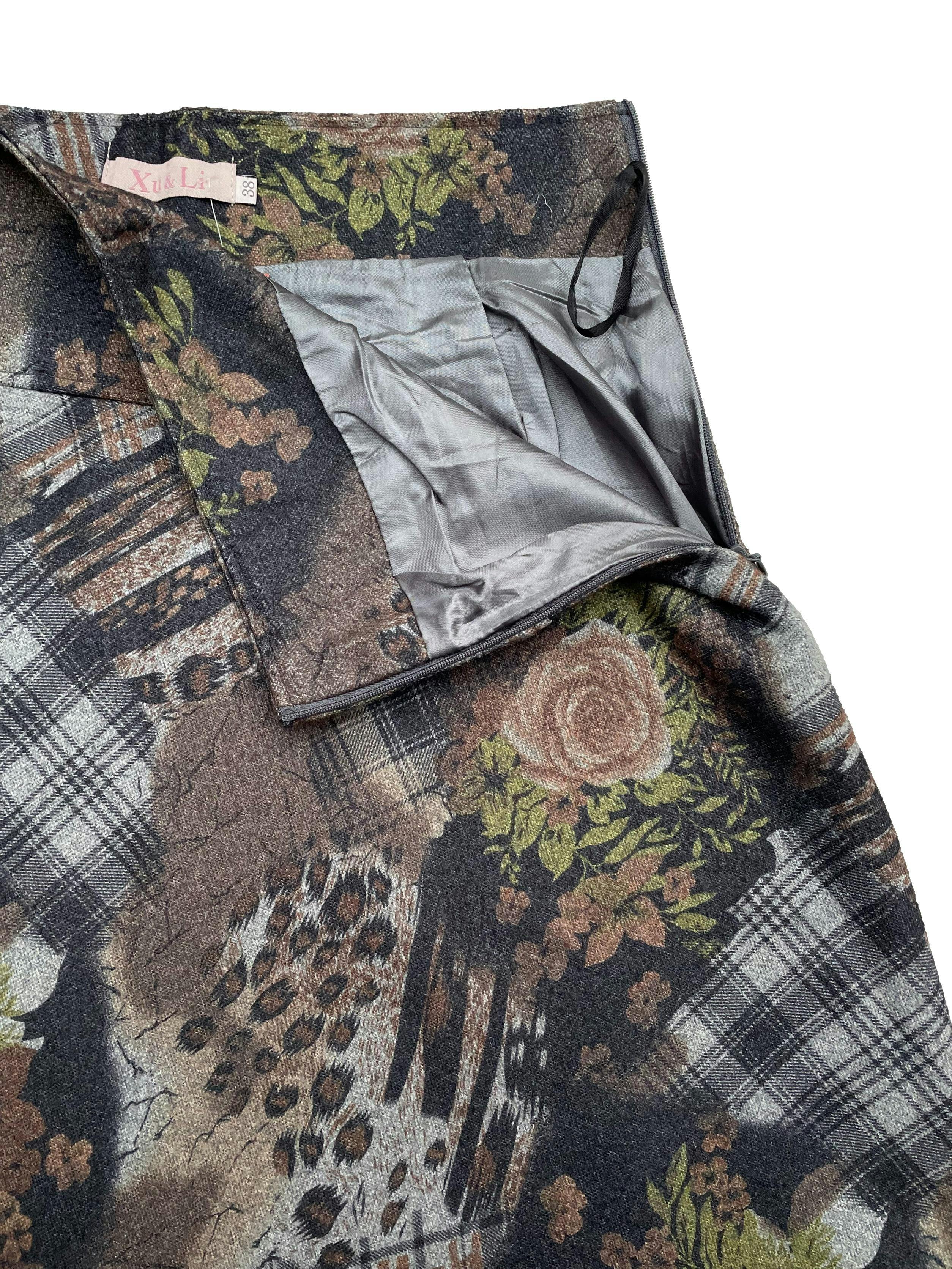 Falda de lanilla en tonos tierra con estampado floral y a cuadros. Con forro , pretina alta y cierre invisible lateral. Cintura 72cm, Largo 63cm.