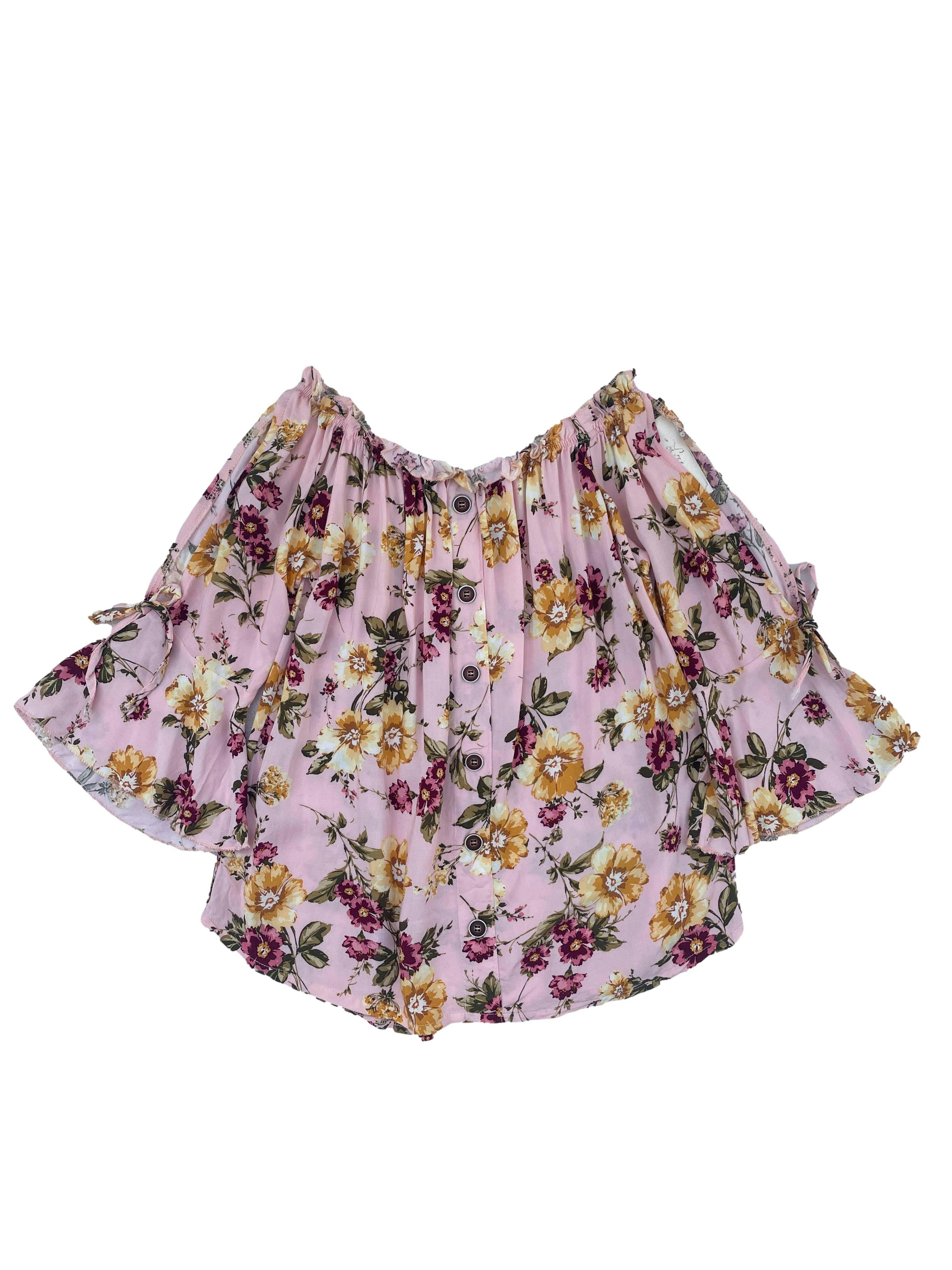 Blusa off shoulder de chalis rosa con estampado de flores amarillas y guindas, botones delanteros, manga 3/4. Busto 100cm. Largo 45cm