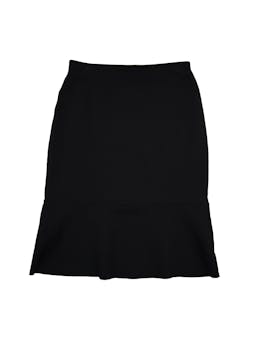 Falda Mango negra, tela tipo algodón grueso stretch, corte pencil con volante en la basta. Cintura 66cm Largo 55cm