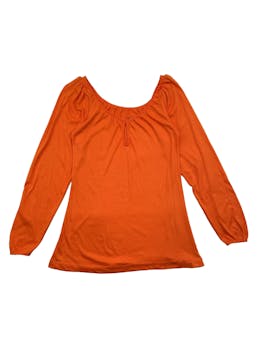 Polo naranja 100% algodón, cuello bote con abertura de gota. Busto 86cm, Largo 65cm.