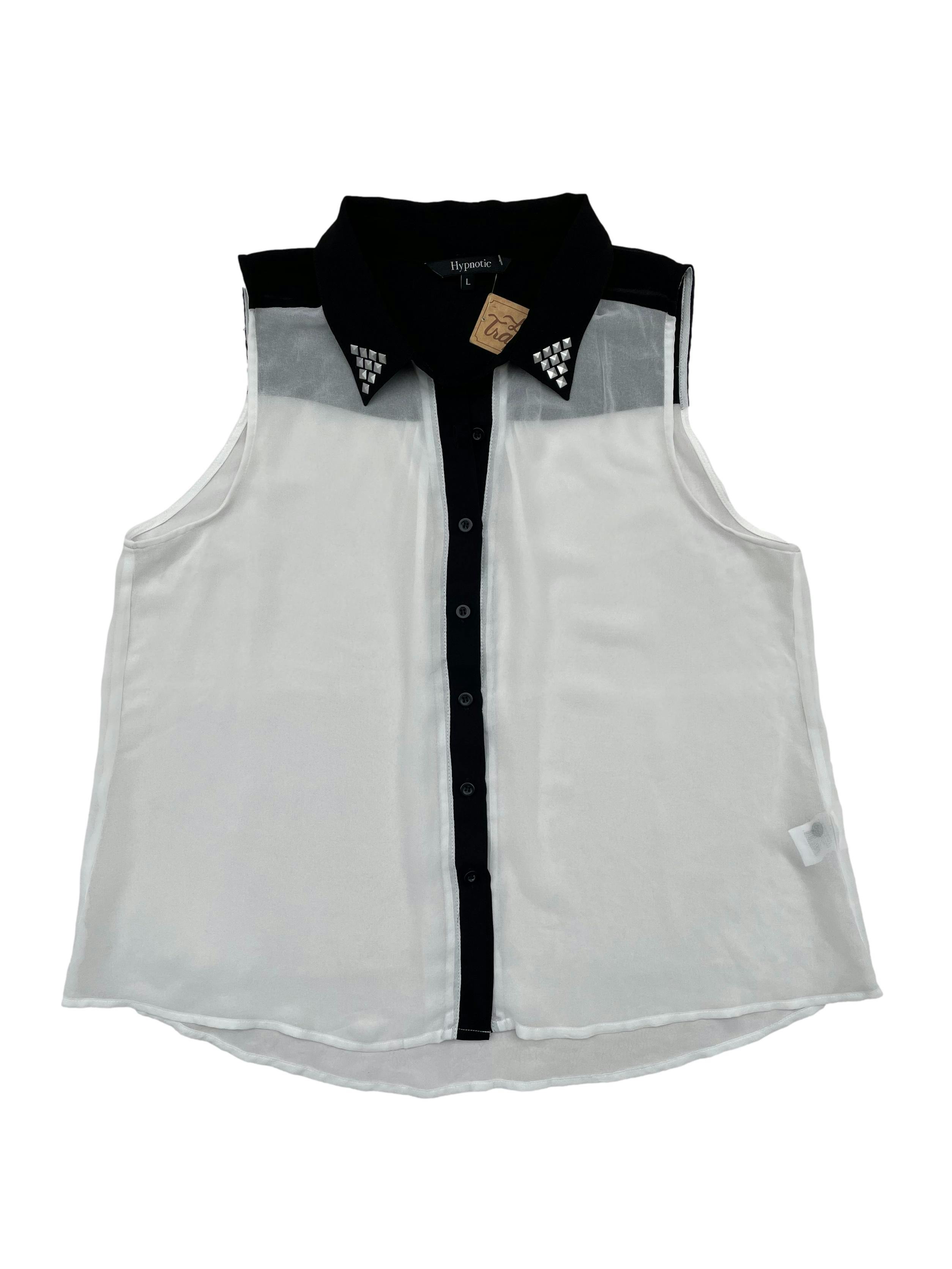 Blusa de gasa blanca con negro en cuello y hombros, detalles de tachas en solapa de cuello Busto 100cm. Largo 62cm