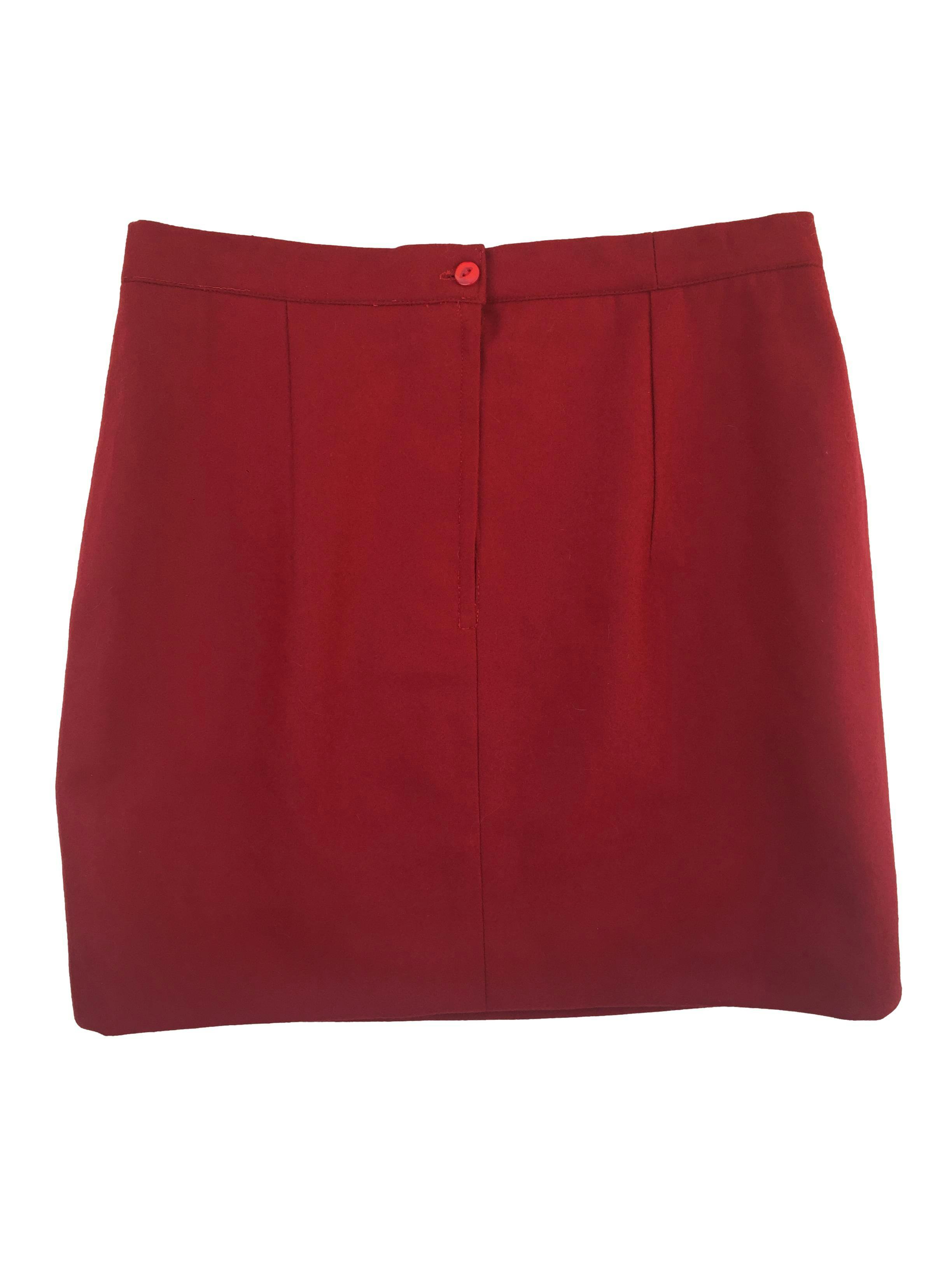 Falda mini de paño color rojo, tiene pinzas, forro y cierre posterior. Cintura 80cm, Largo 45cm.