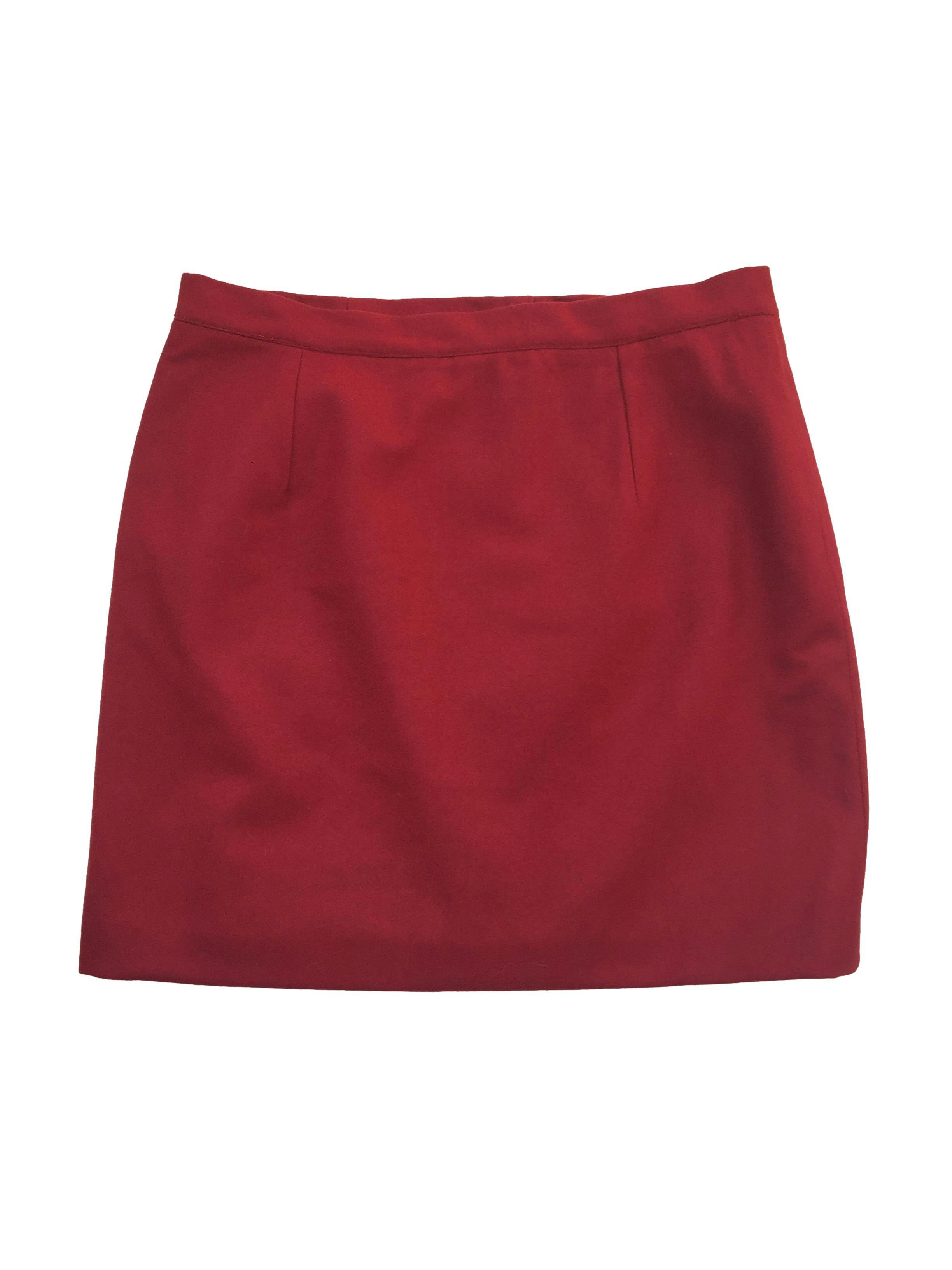 Falda mini de paño color rojo, tiene pinzas, forro y cierre posterior. Cintura 80cm, Largo 45cm.