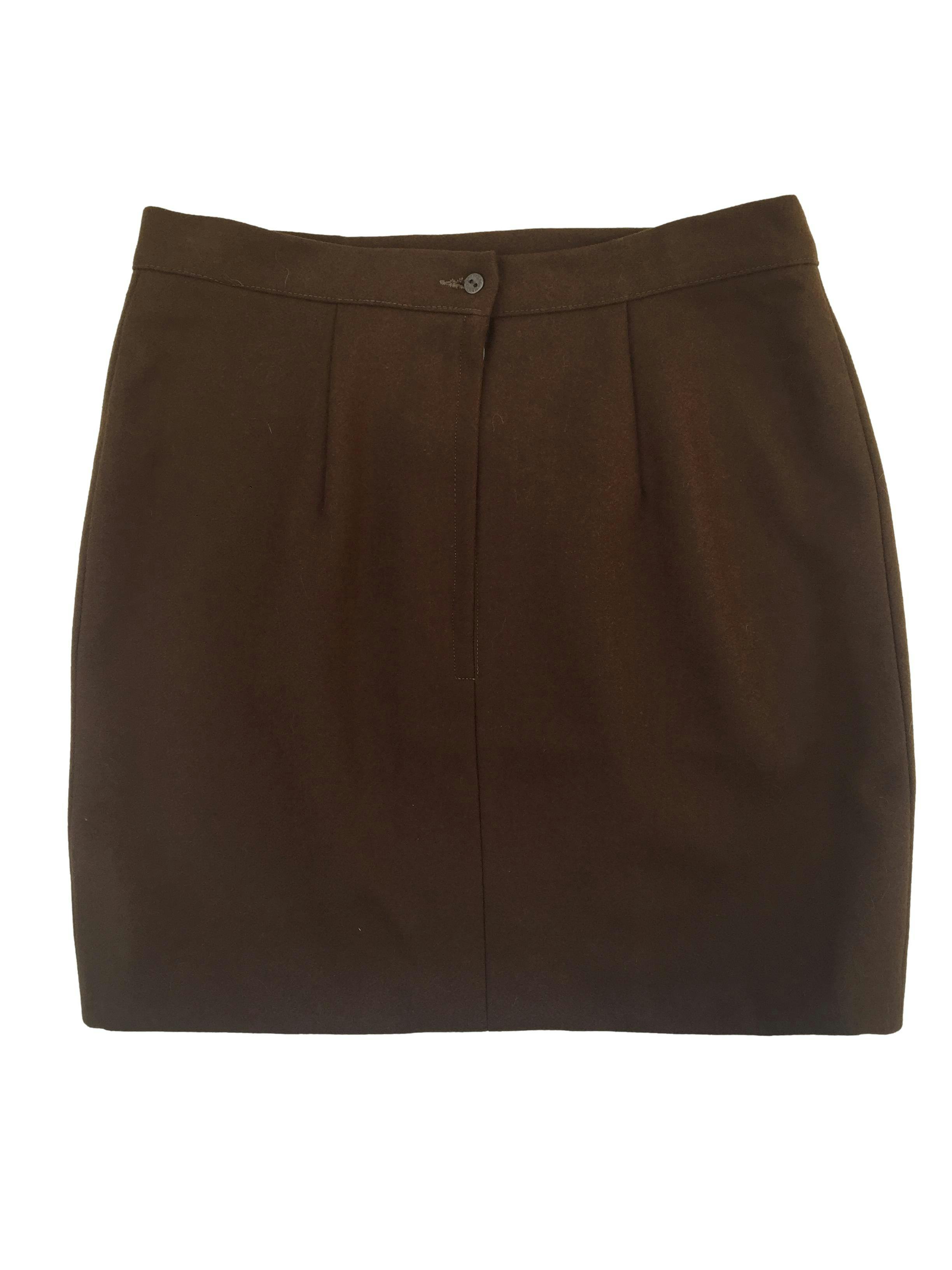 Falda mini de paño color marrón, tiene pinzas,cierre posterior y aberturas frontales. Cintura 78cm, Largo 45cm.