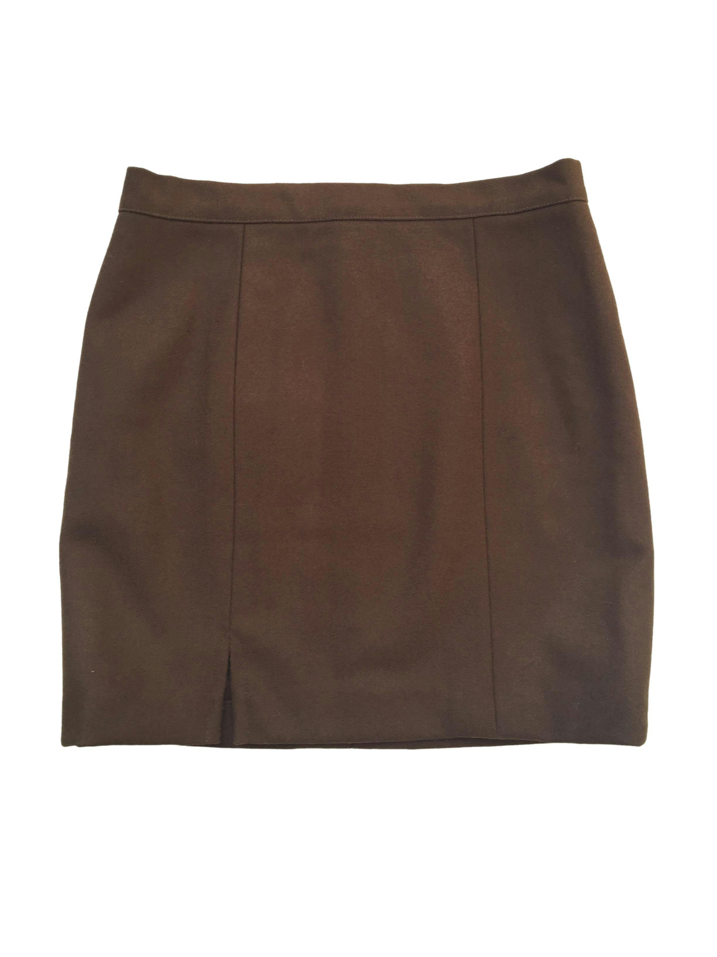 Falda mini de paño color marrón, tiene pinzas,cierre posterior y aberturas frontales. Cintura 78cm, Largo 45cm.