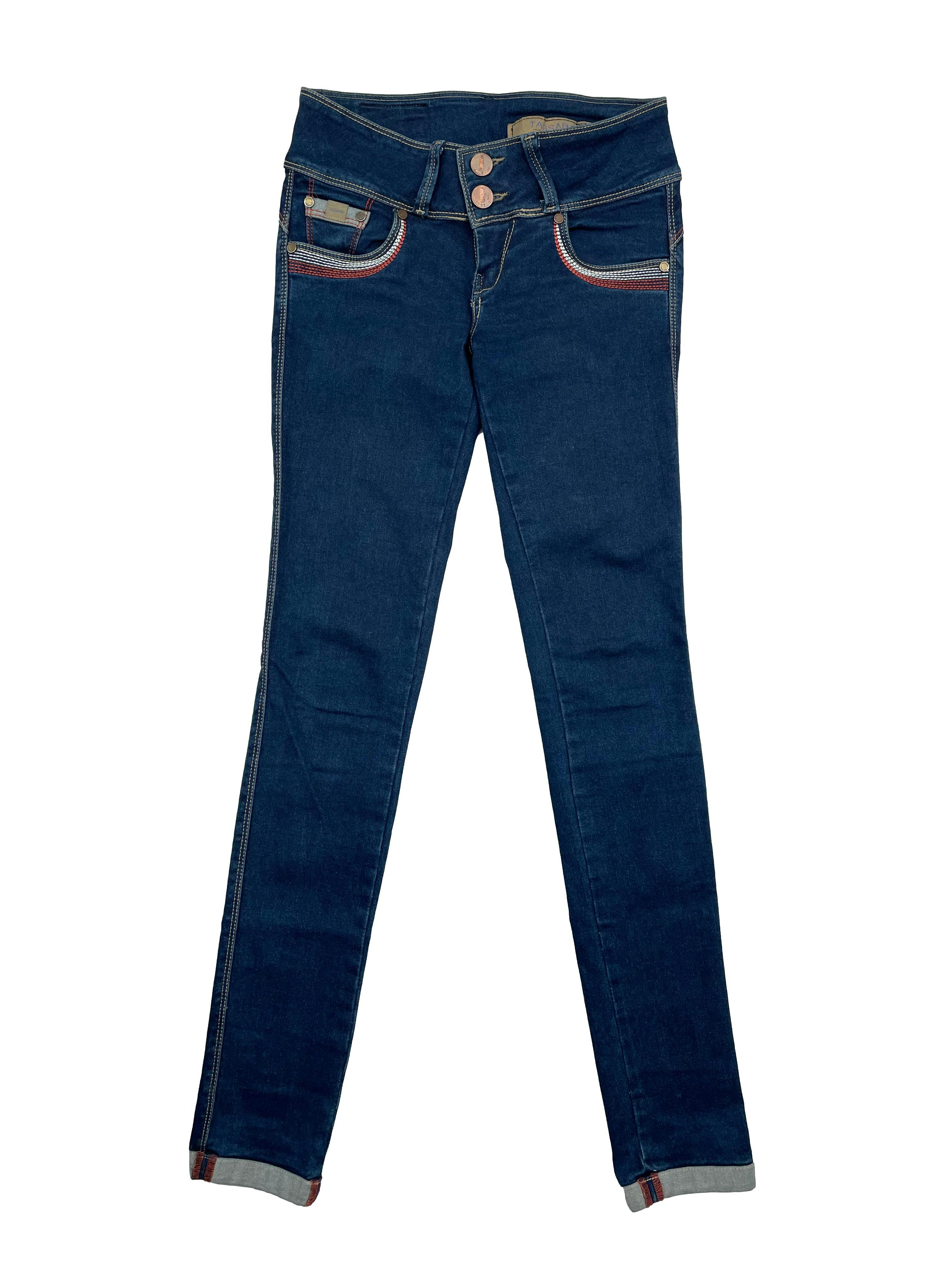 Skinny jean Tassara, costuras a contraste,3 bolsillos, pretina ancha con 2 botones, pinzas posteriore. Pretina 70cm, Tiro 18cm, Largo 98cm
