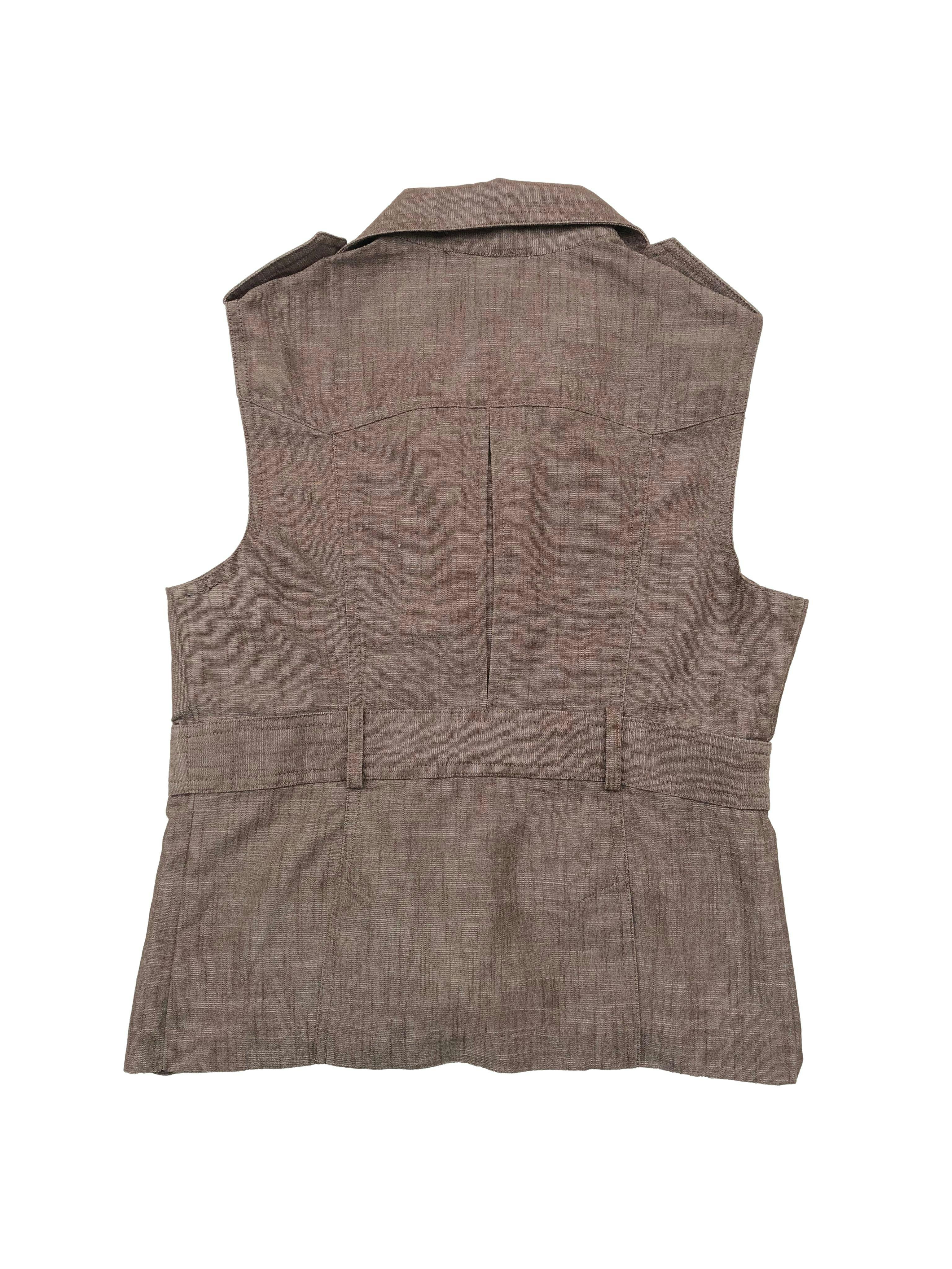 Chaleco marrón de textura tipo lino con bolsillos y botones delanteros. Busto 90cm Largo 52cm