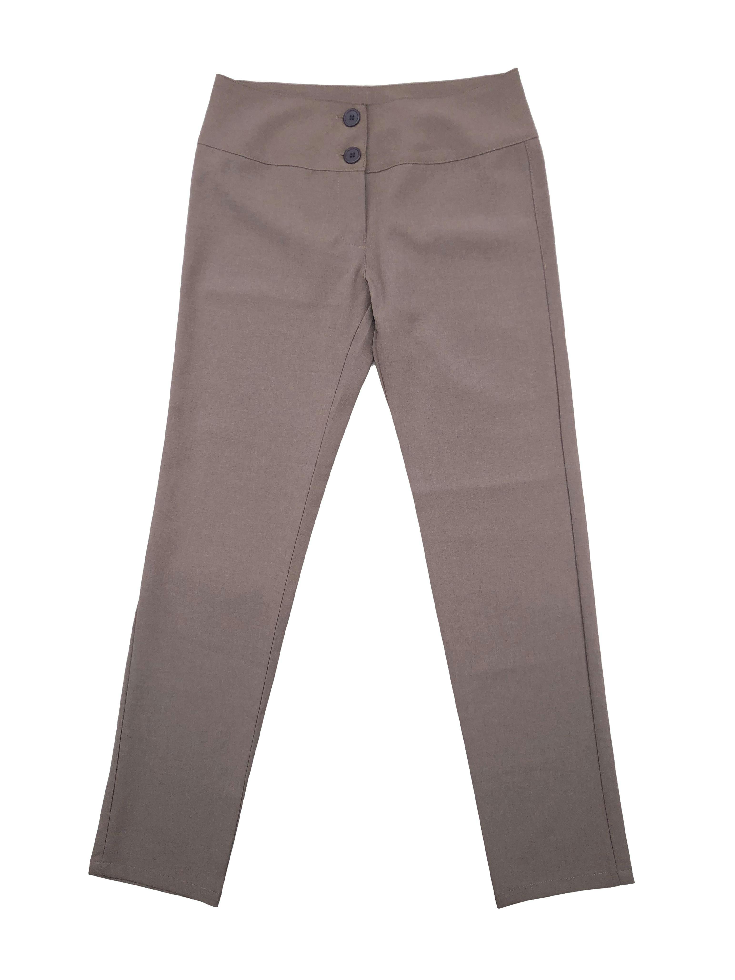 Pantalón Pierre Cardin color arena de tela plana, slim fit. Cintura 78cm Tiro 27cm Largo 100cm.