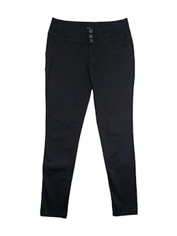 Pantalón negro con bolsillos en la parte delantera y botones. Cintura: 72cm, Tiro: 23cm, Largo: 90cm