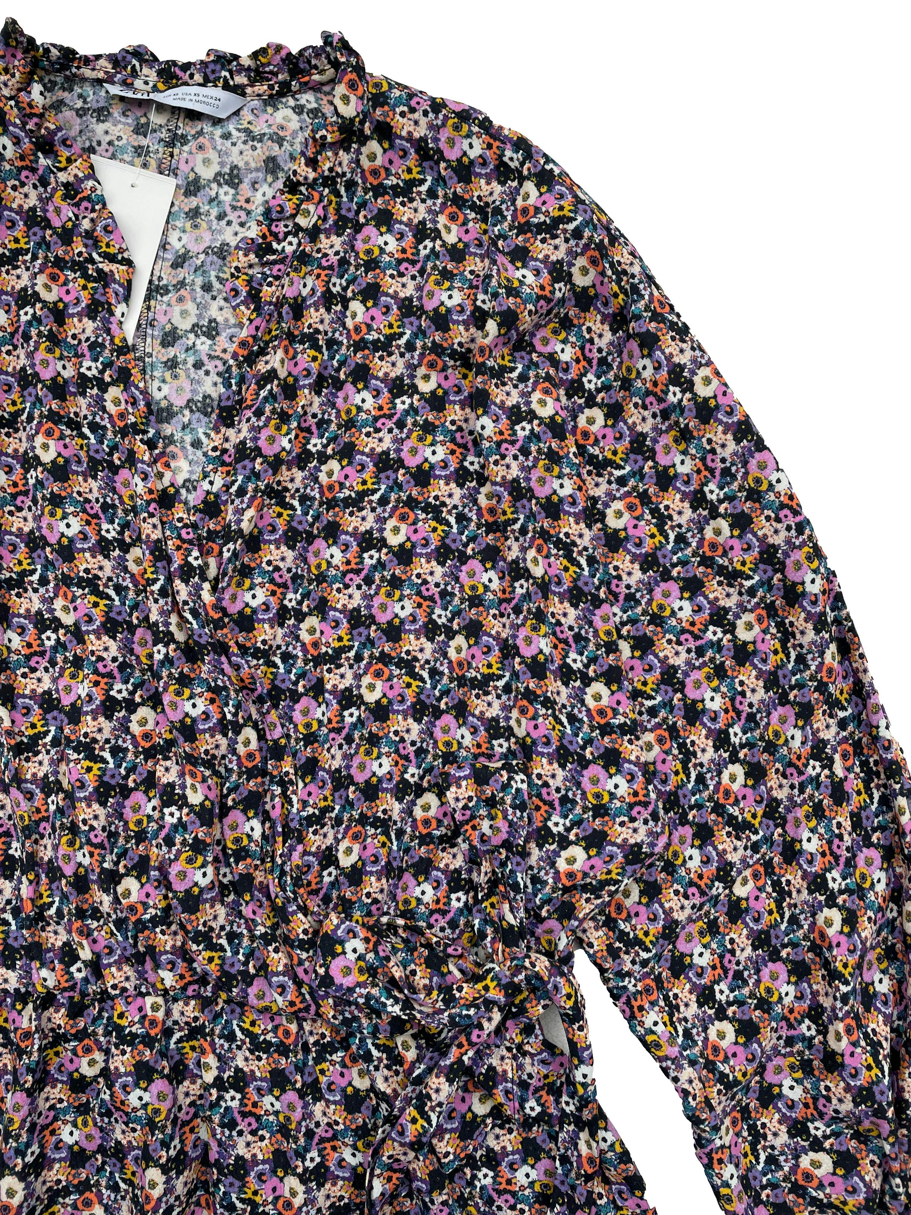 Blusa oversize Zara con full estampado floral, escote cruzado con volantes, mangas murciélago, cintura elástica con cintos. Cintura 70cm, Largo 58cm.