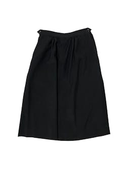 Falda vintage negra con bolsillos laterales y pretina elástica. Cintura 68cm sin estirar Largo 70cm