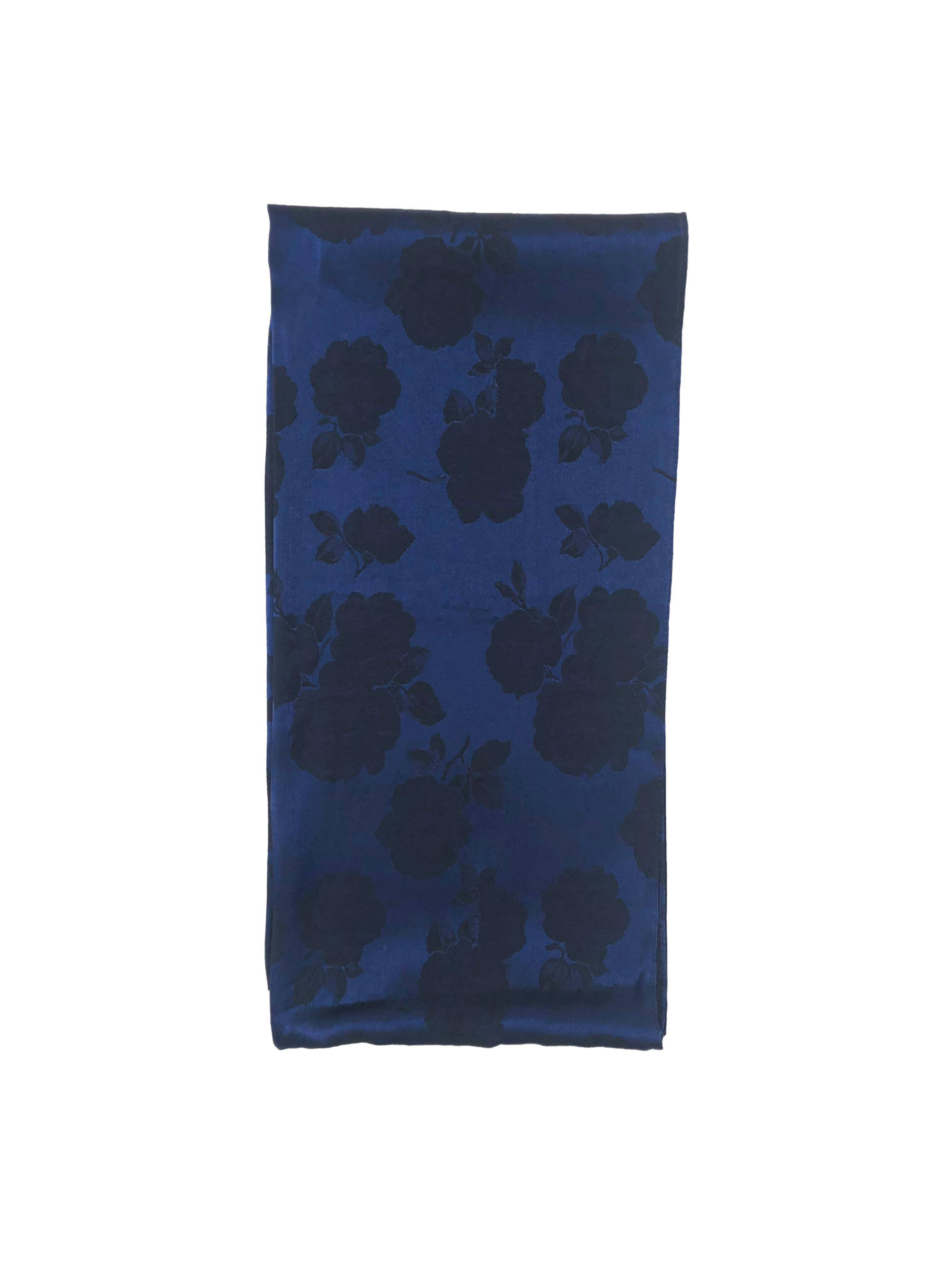 Pañuelo azul satinado con flores oscuras al tono. Medidas 46x196cm