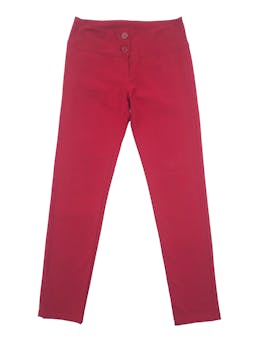 Pantalón guinda Pierre Cardin, corte slim con pretina ancha. Cintura 75cm, Largo 100cm.
