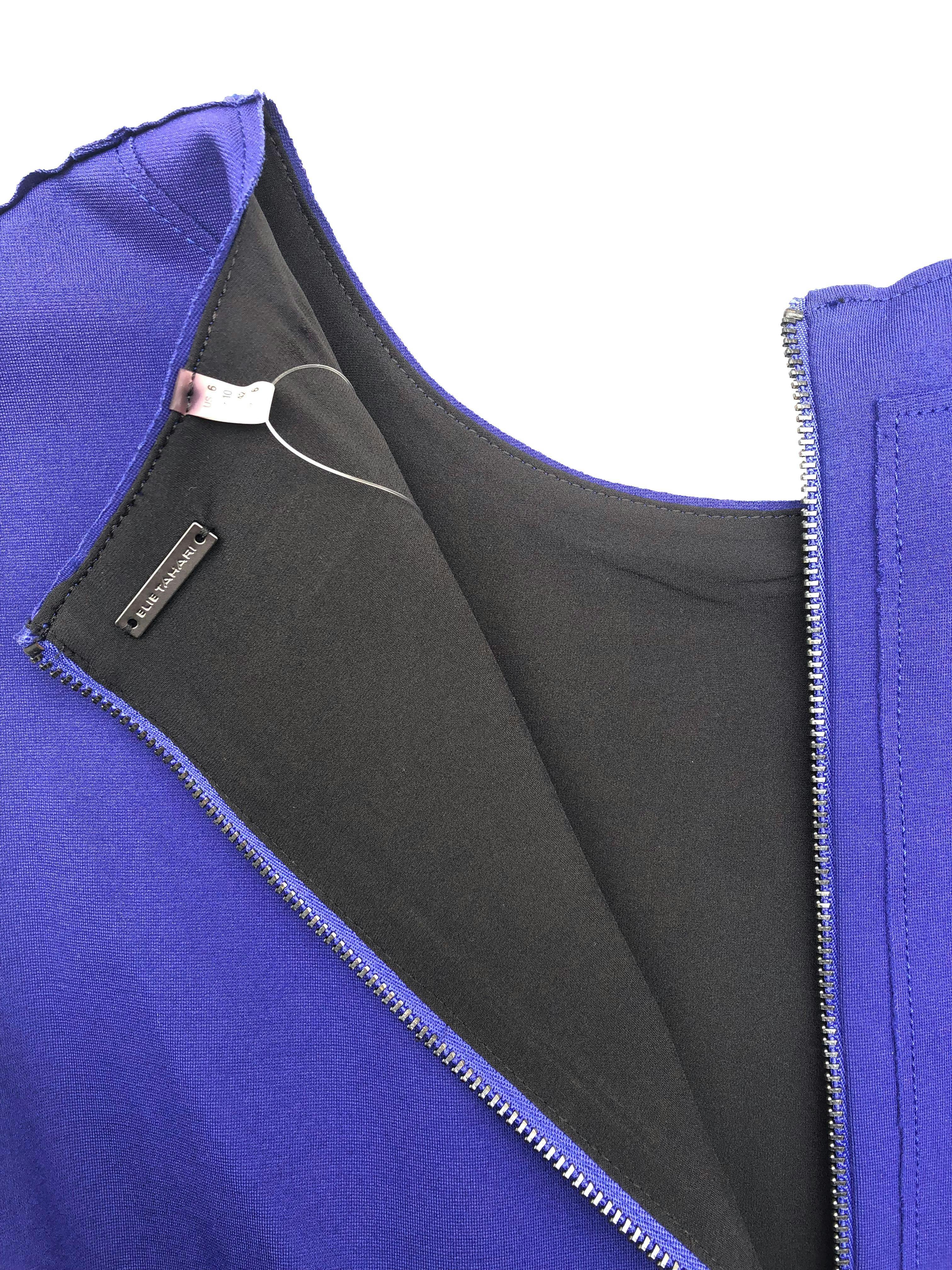 Vestido Elie Tahari azul con costuras externas, peplum, cierre en la espalda y forro, tela gruesa stretch. Busto 90cm Cintura 72cm Largo 99cm