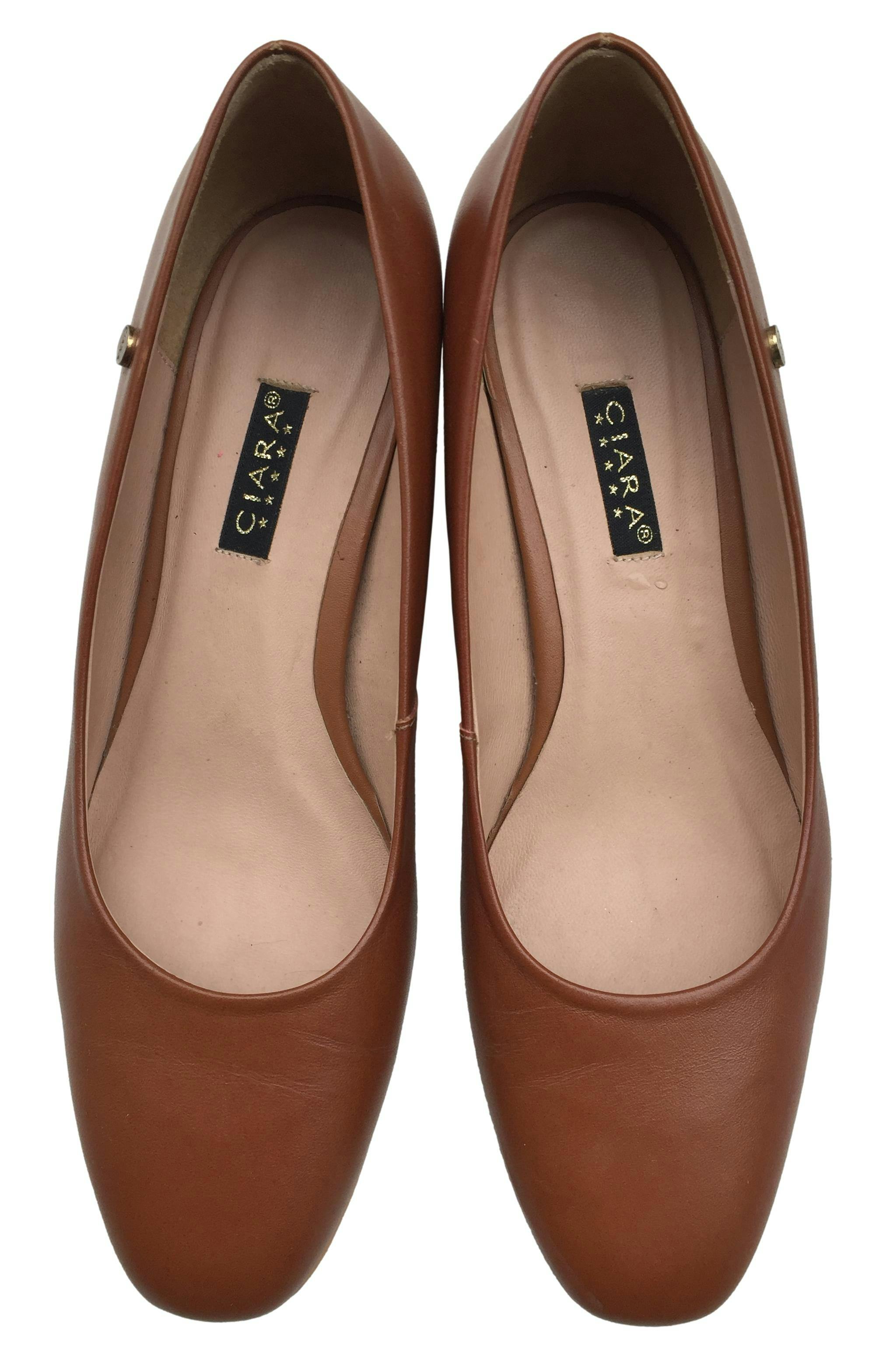 Zapatos Ciara de cuero cobrizo, taco 4 cm. Estado 9/10 por signos en la suela, lo demás en perfecto estado.. Precio original S/320.