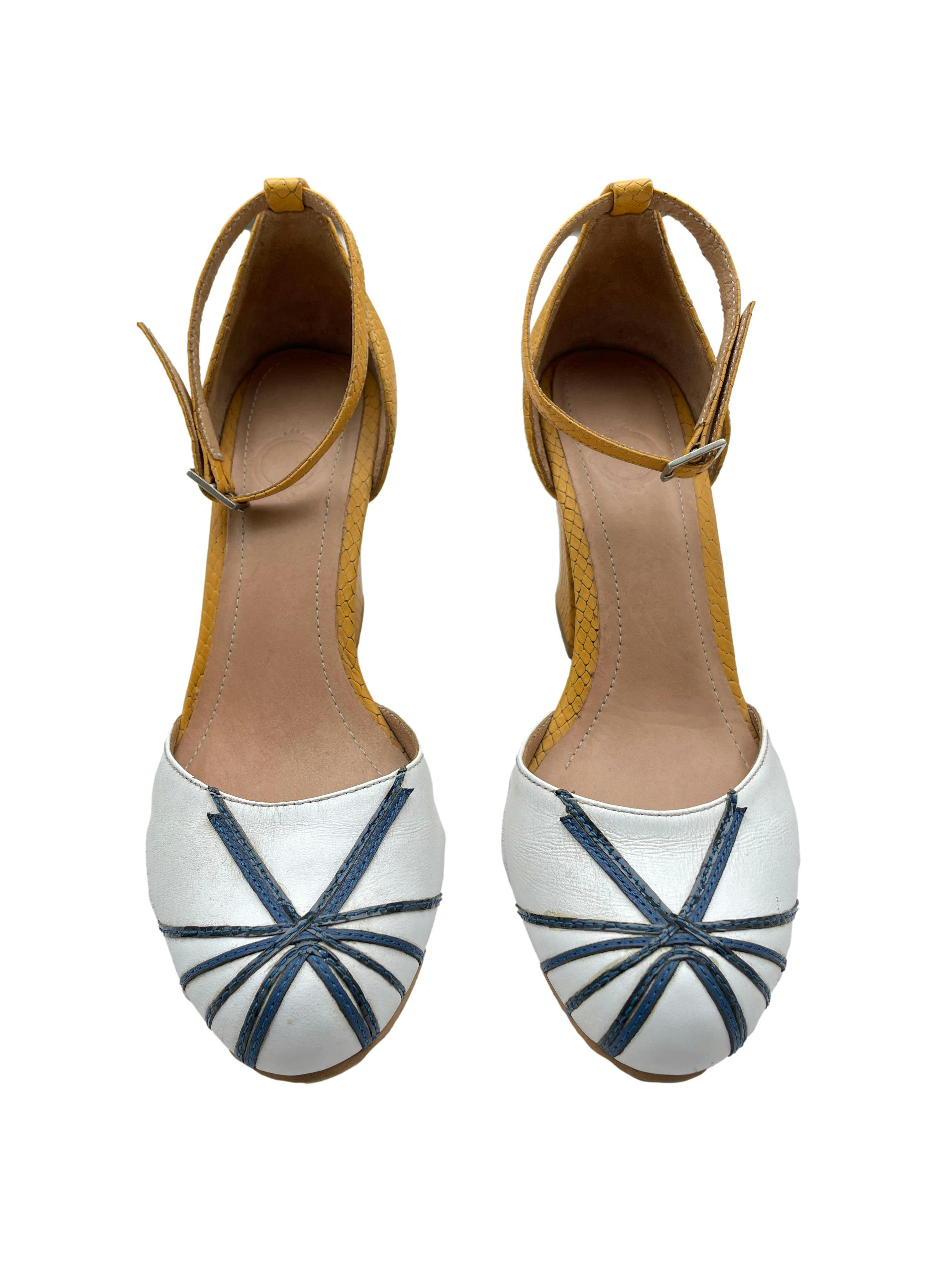 Zapatos de cuero con tacón mostaza y punta blanca con tiras azules, correa en tobillo, taco 8 cm. Estado 9/10.