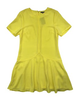 Vestido Warehouse tela plana amarilla, línea en A on cortes, cierre en la espalda. Busto 95cm Largo 85cm