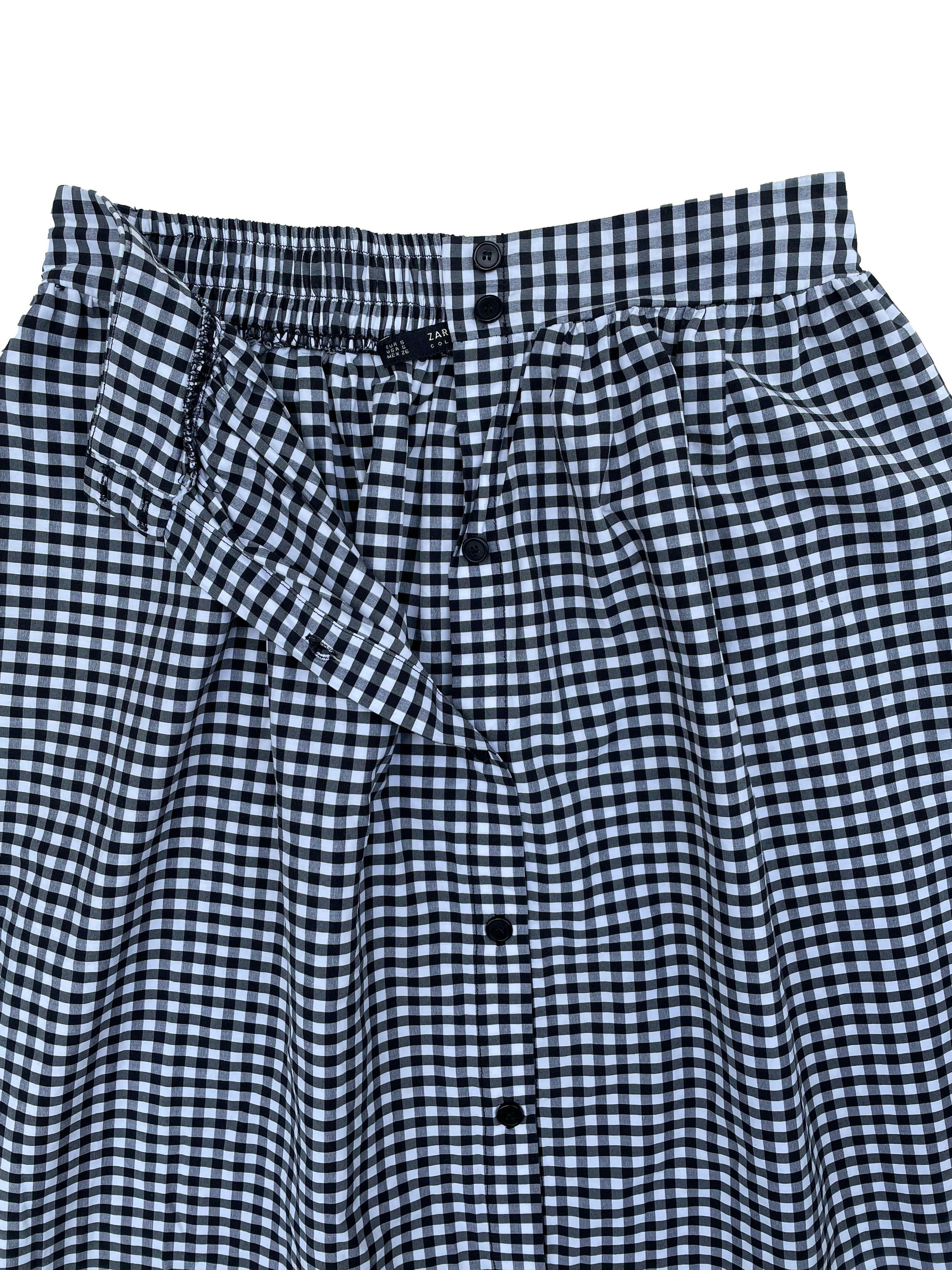 Falda midi Zara cuadros vichy en blanco y negro, tela fresca 67% algodón,con botones al frente, bolsillos laterales y cintura elástica. Pretina 68cm sin estirar, Largo 70cm.