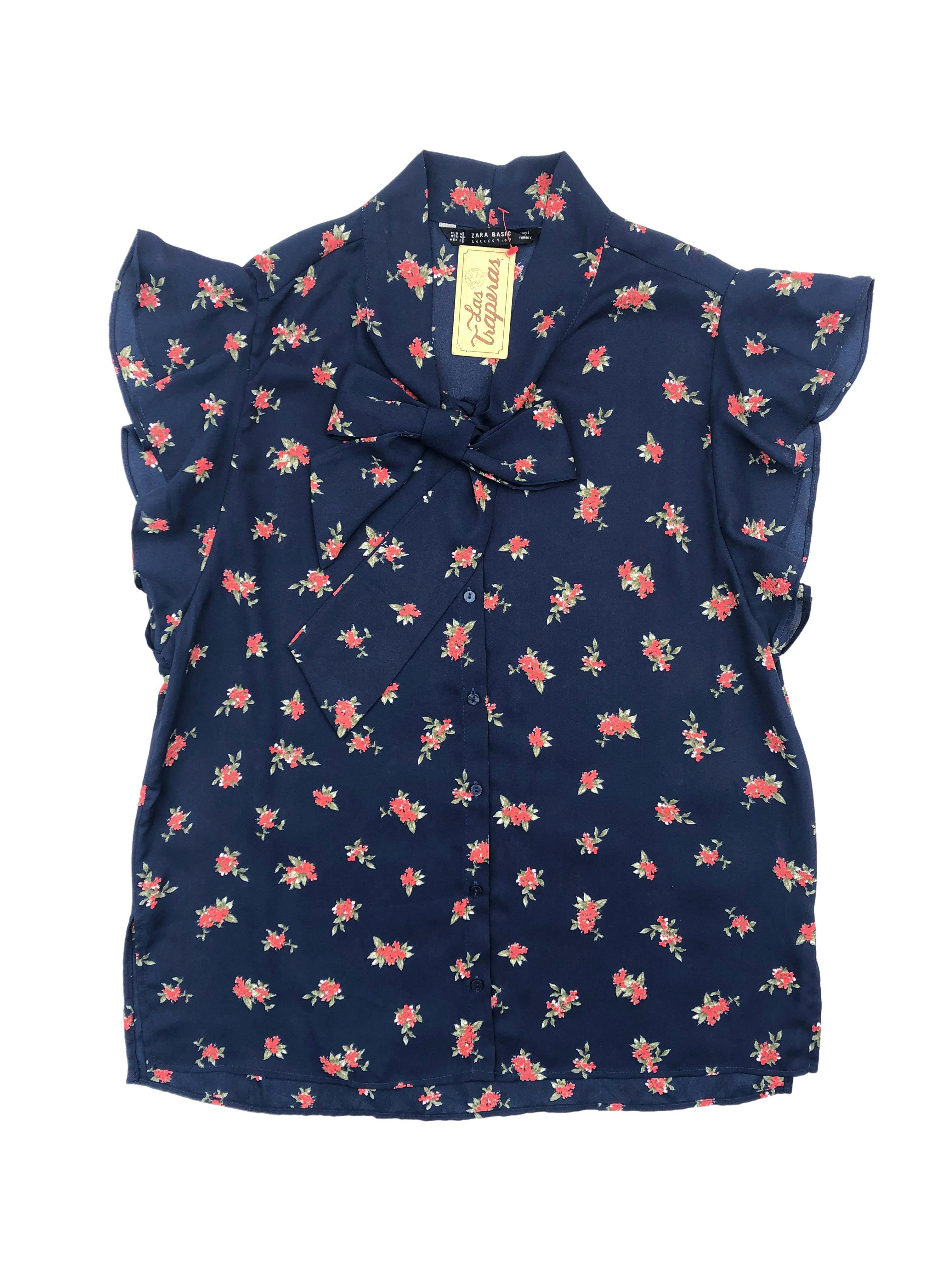Blusa Zara de gasa azul con flores rojas, mangas volantes y cinto en el cuello. Busto:  100cm, Largo: 60cm. Nuevo. 