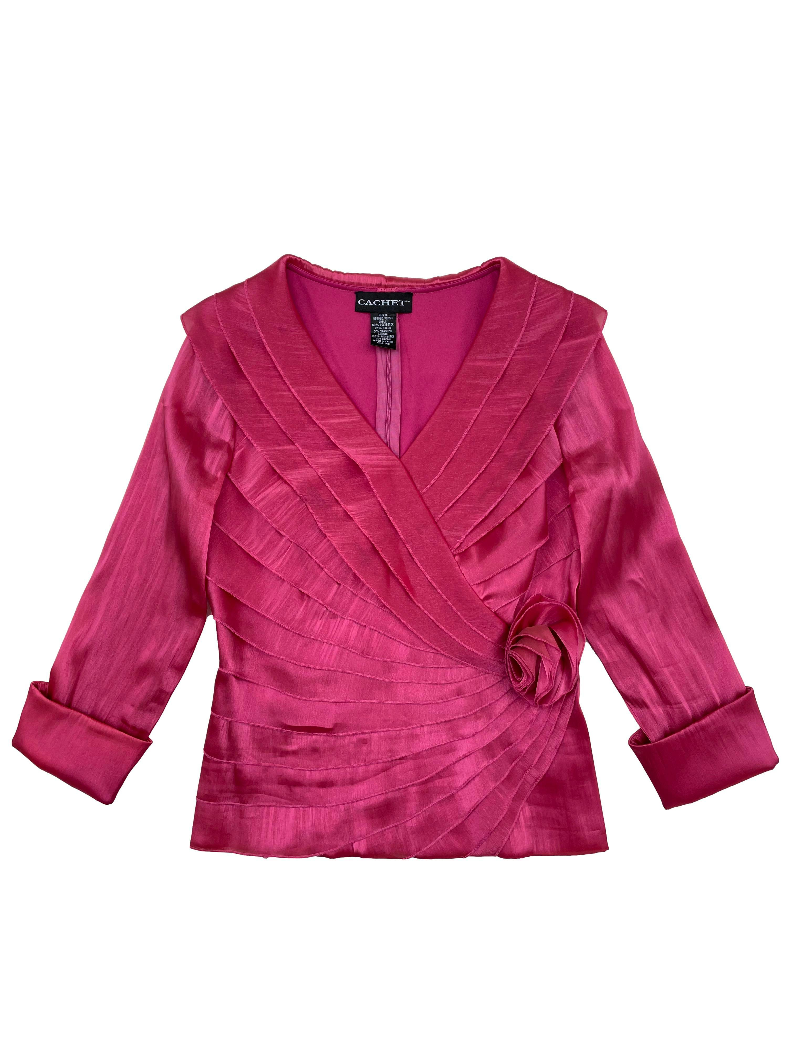 Blusa vintage Cachet de raso fucsia satinado, escote cruzado con rosa, forro y cierre posterior invisible. Busto 100cm, Largo 58cm