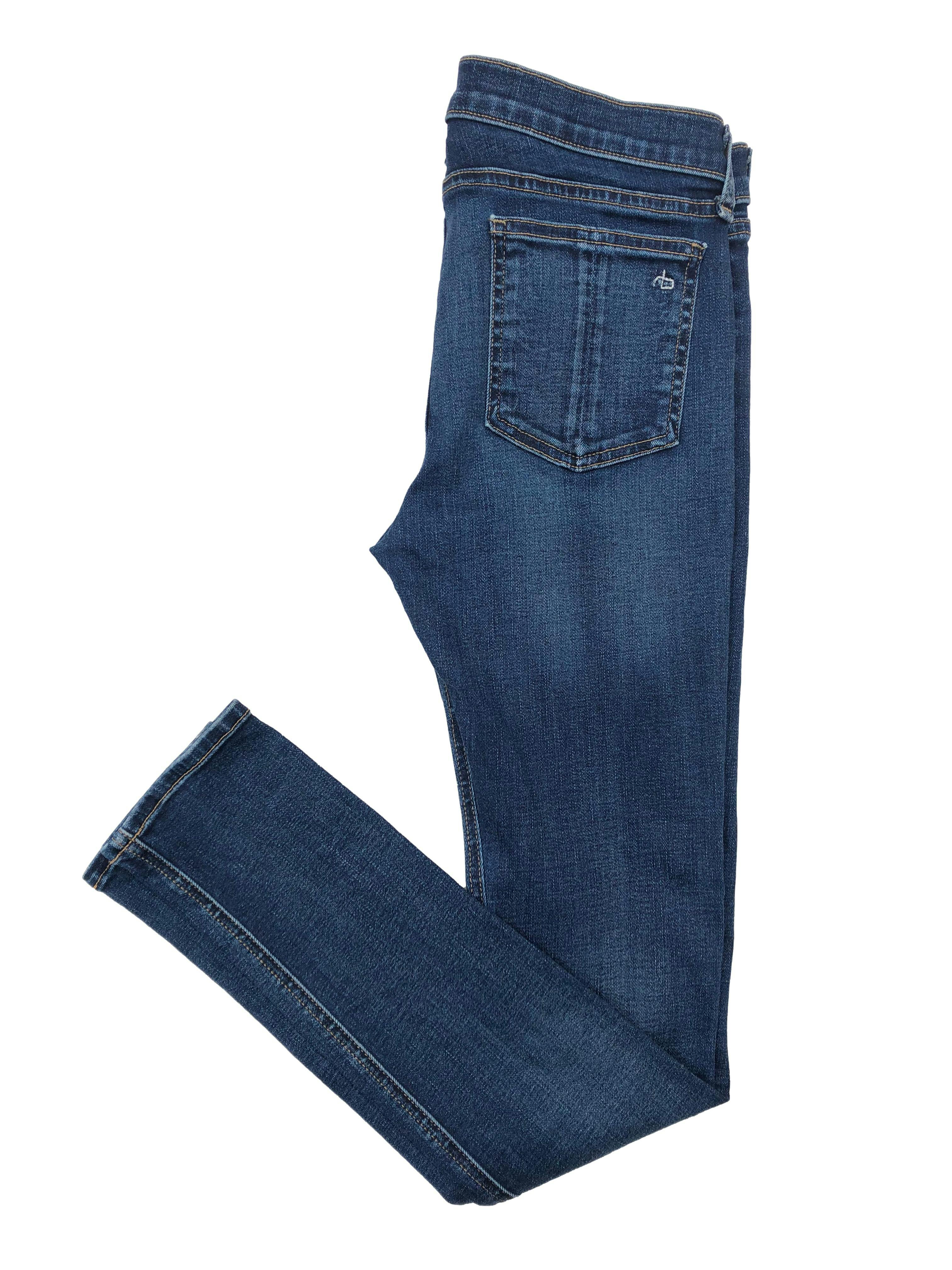 Skinny jean Rag&Bone azul con detalles focalizados. Cintura 72cm Largo 100cm Tiro 23cm. Precio original S/ 600