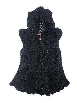 Chaleco negro tejido calado con efecto pelo e hilos plateados, capucha y dos botones delanteros. Busto 100cm Largo 70cmBusto: 94cm. Largo: 67cm