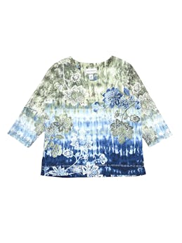 Blusa Alfred Dunner full estampado en tonos verdes y azules, mangas 3/4 de encaje, aplicaciones de strass y escote frontal con mostacillas. Busto 112cm, Largo 64cm.